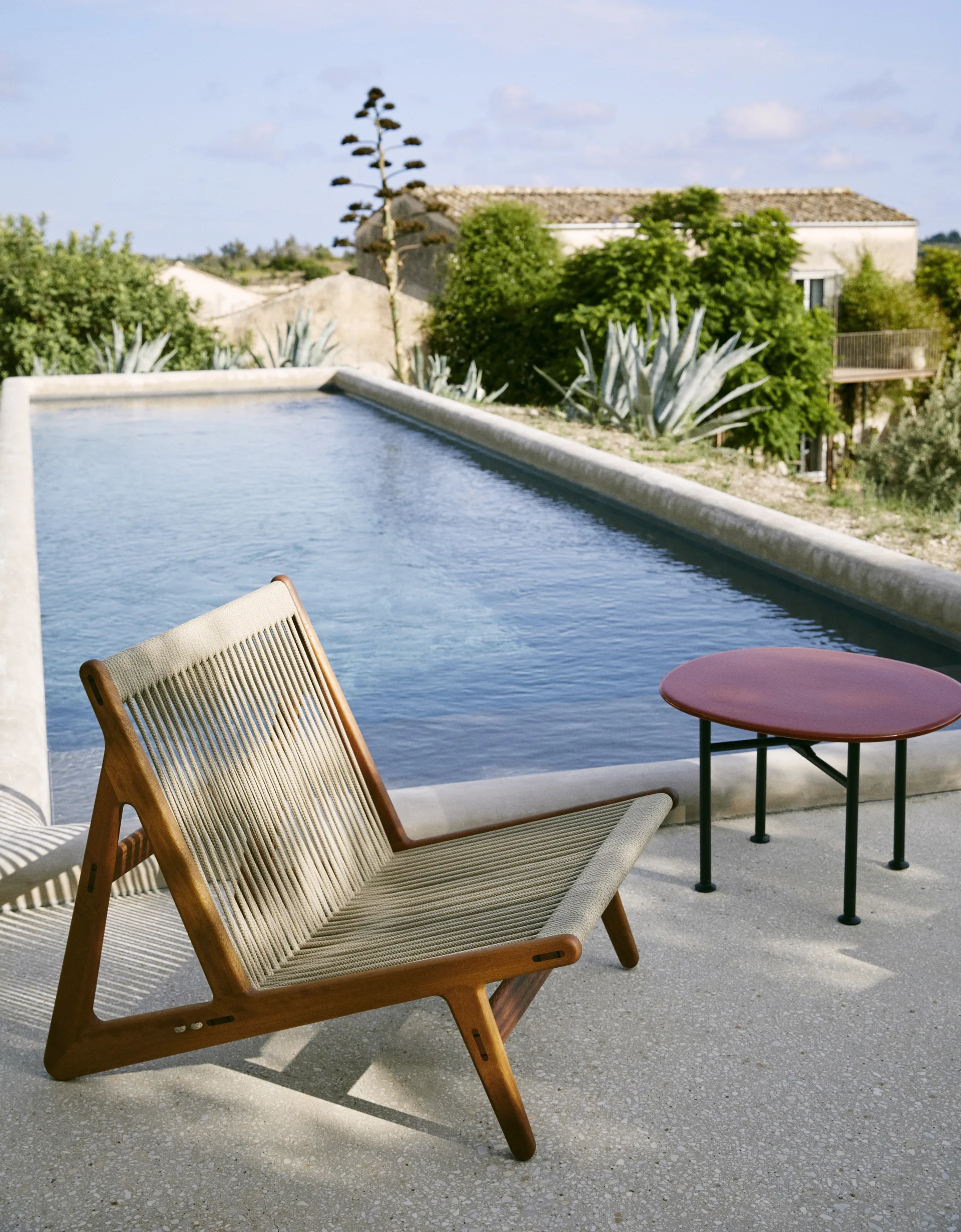 MR01 Initial outdoor lounge chair, Öljytty irokopuu GUBI