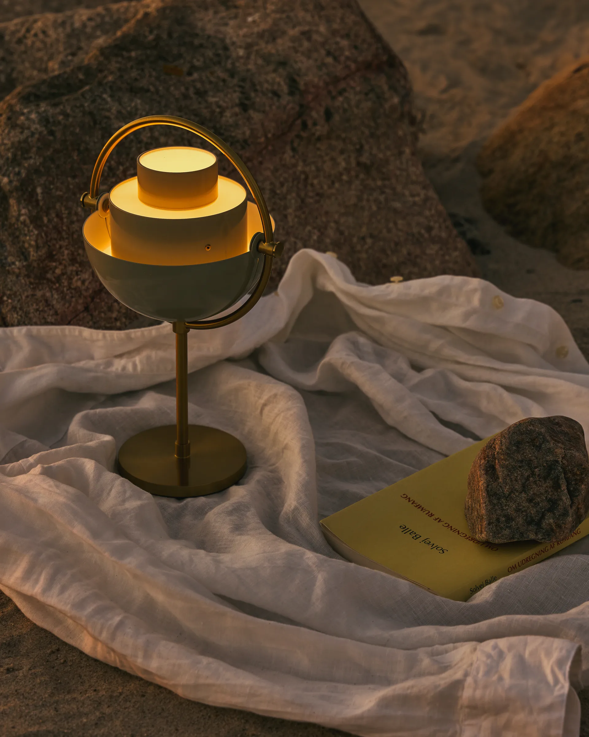 Multi-Lite kannettava valaisin, Pastellinharmaa GUBI