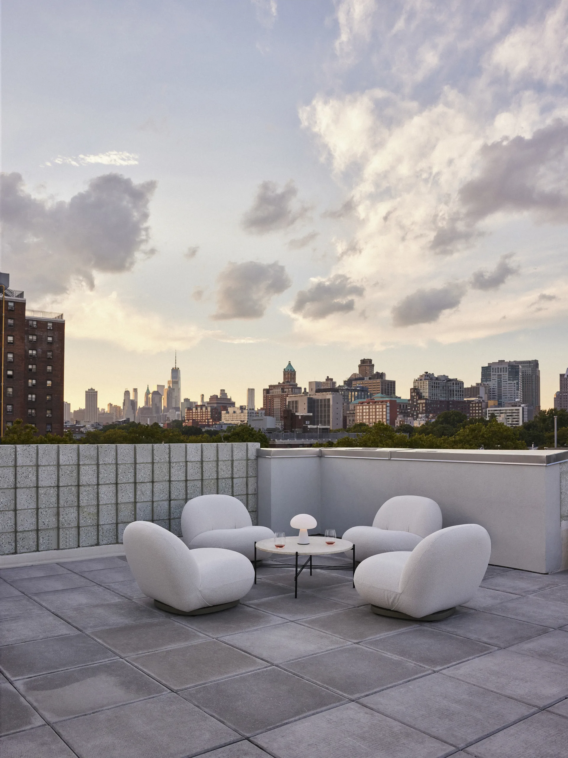 Obello pöytävalaisin, Frosted glass GUBI