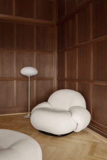Pacha lounge-nojatuoli käsinojallinen - Karakorum 001-pearl gold - GUBI