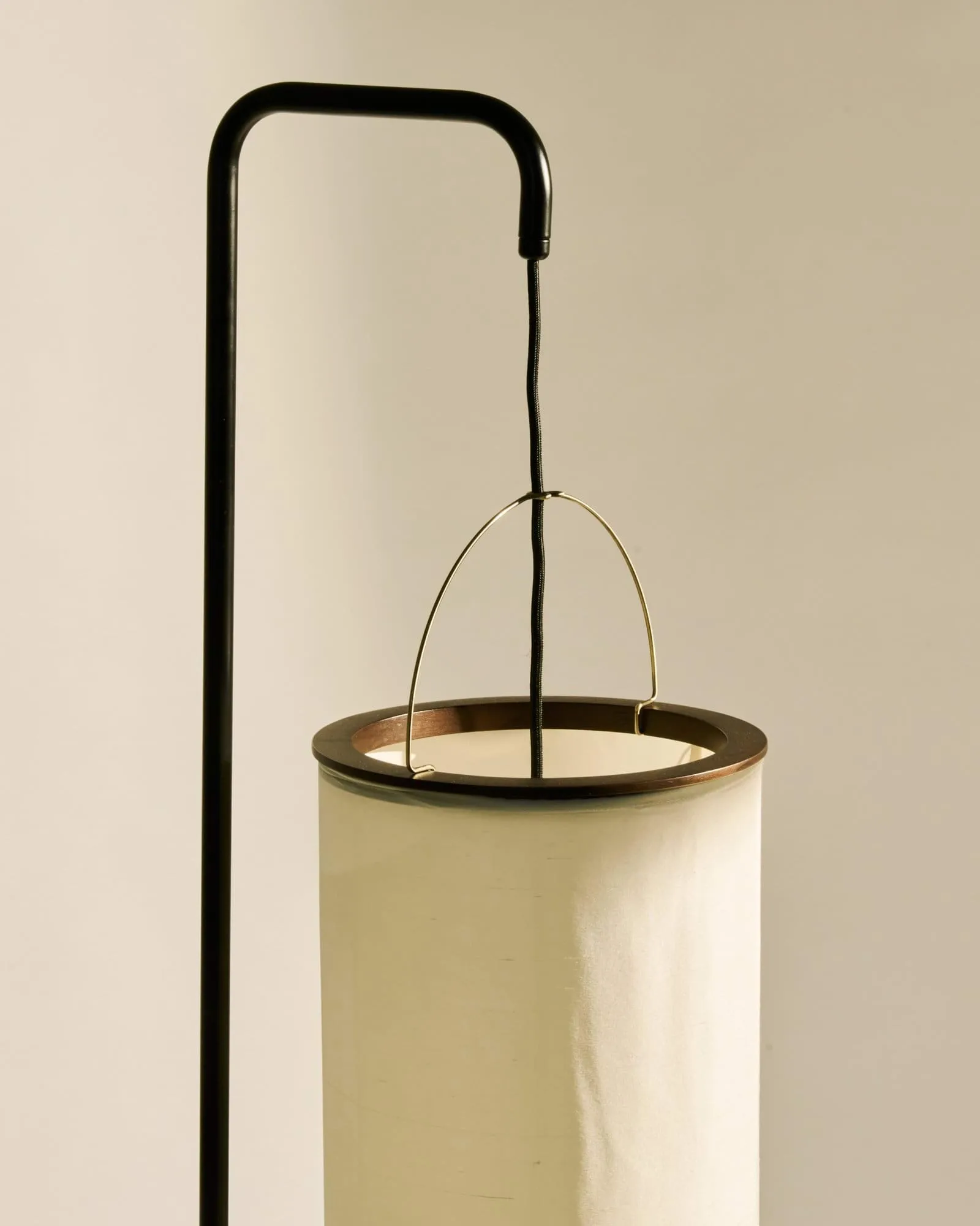 Silk Lantern lattiavalaisin, Natural white silk-semi matt musta, 163 cm GUBI