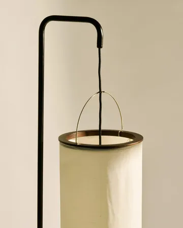 Silk Lantern lattiavalaisin - Natural white silk-semi matt musta, 163 cm - GUBI