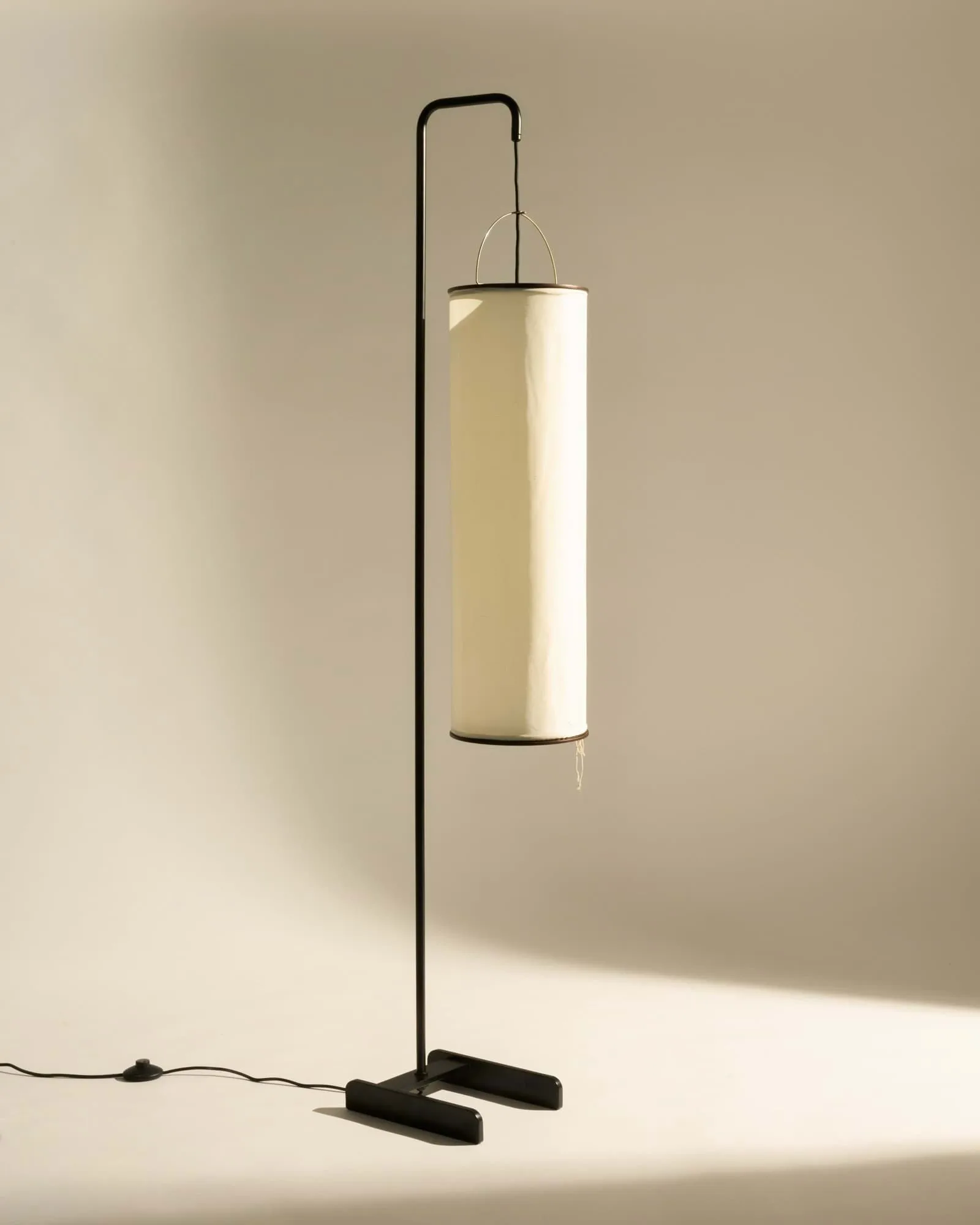 Silk Lantern lattiavalaisin, Natural white silk-semi matt musta, 163 cm GUBI