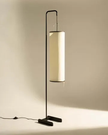 Silk Lantern lattiavalaisin - Natural white silk-semi matt musta, 163 cm - GUBI