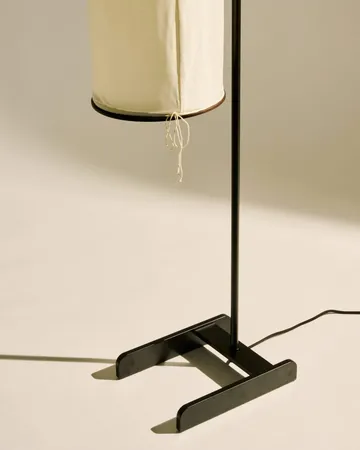 Silk Lantern lattiavalaisin - Natural white silk-semi matt musta, 163 cm - GUBI
