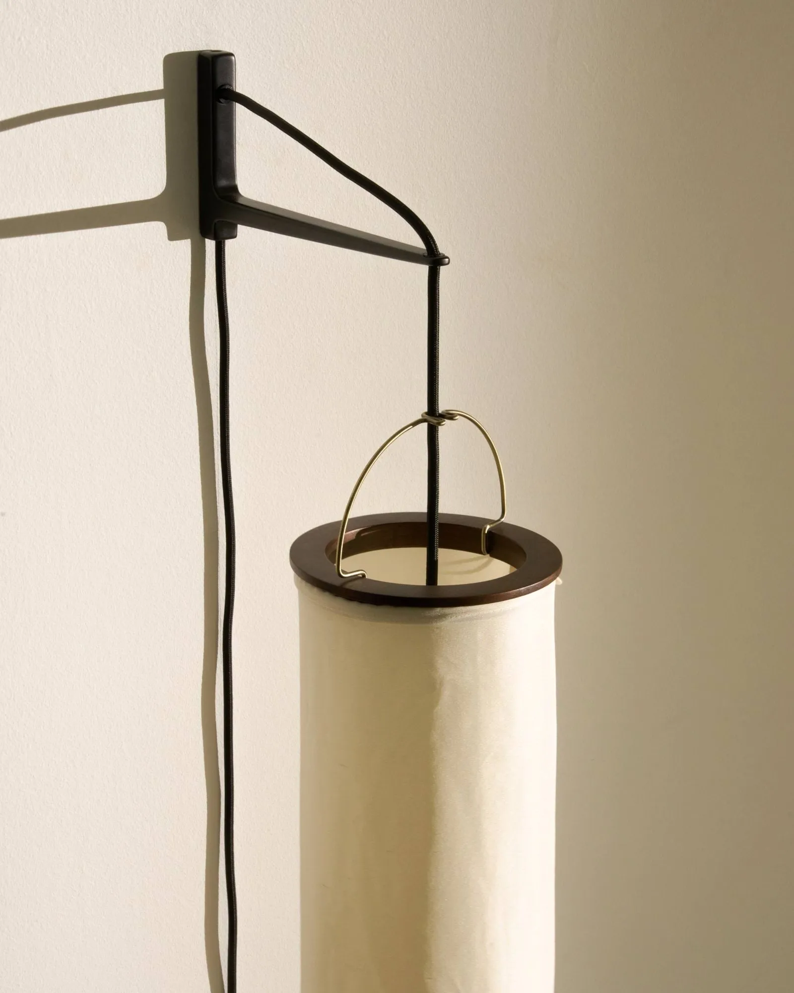 Silk Lantern seinälamppu, Natural white silk-semi matt musta GUBI