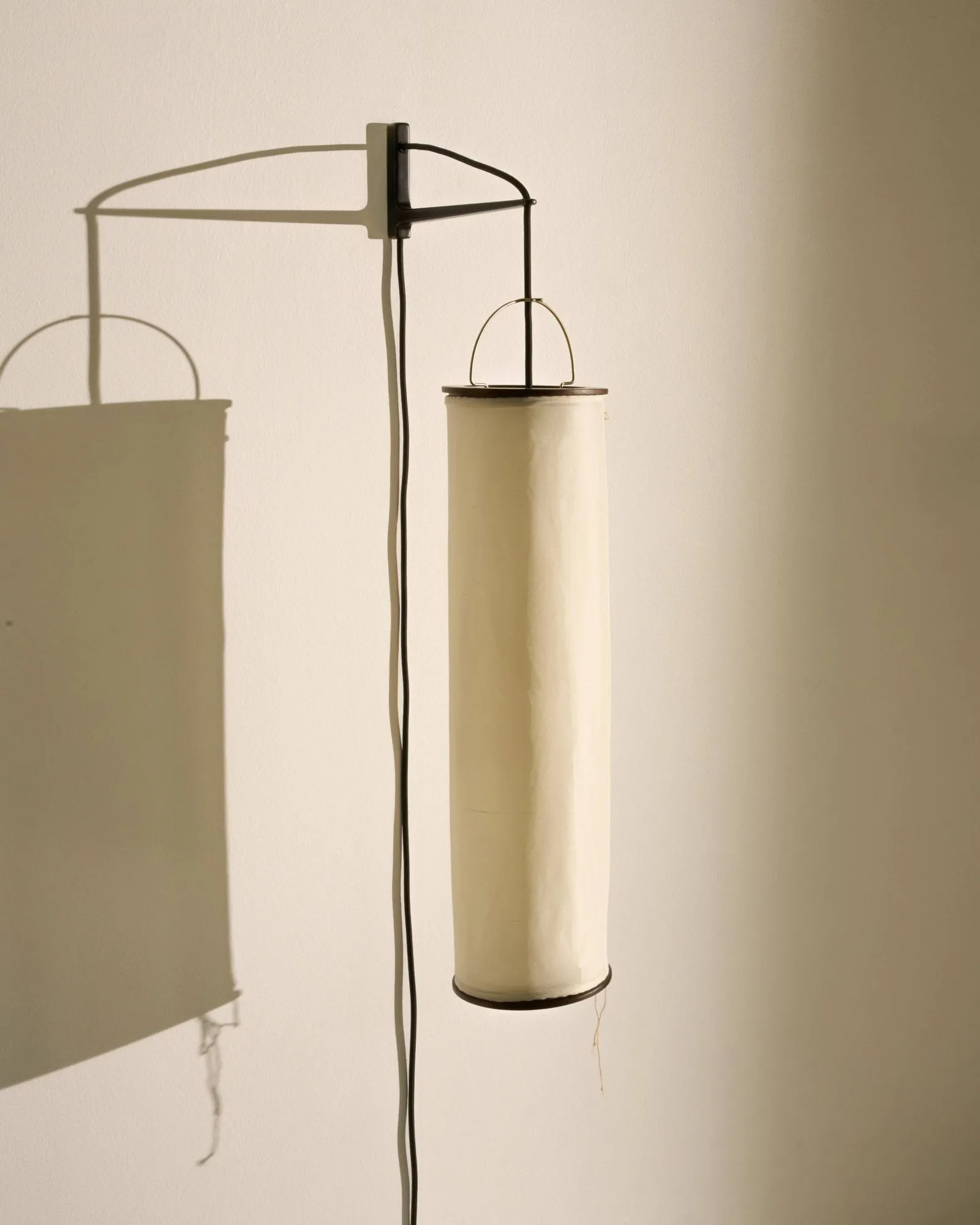 Silk Lantern seinälamppu, Natural white silk-semi matt musta GUBI