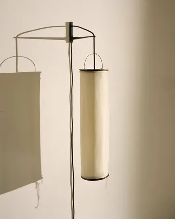 Silk Lantern seinälamppu - Natural white silk-semi matt musta - GUBI