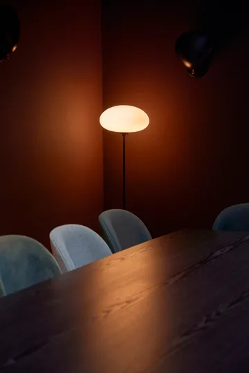 Stemlite lattiavalaisin - Black chrome-opaalilasi, 110 cm - GUBI