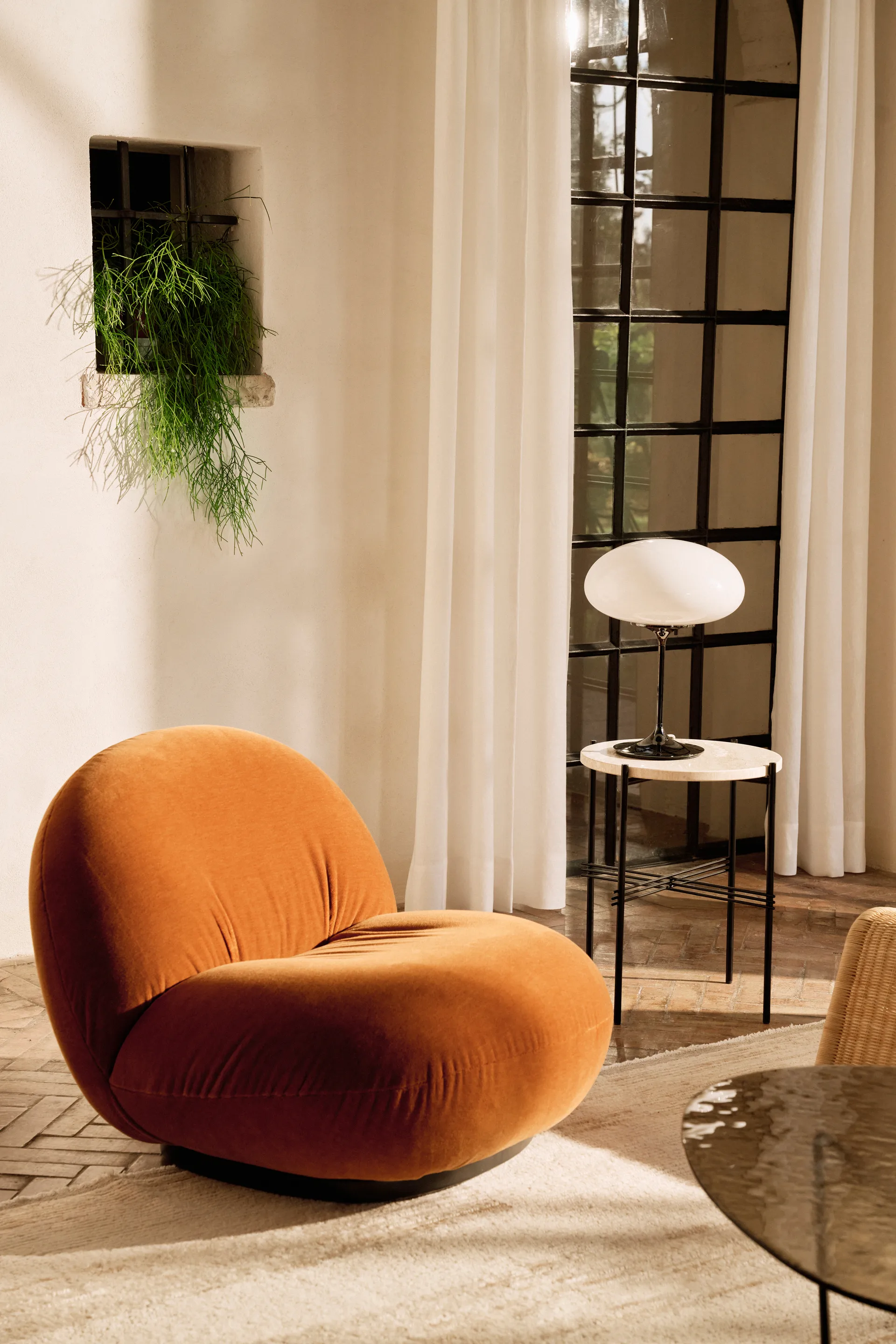 Stemlite pöytävalaisin, Black chrome-opaalilasi, 42 cm GUBI