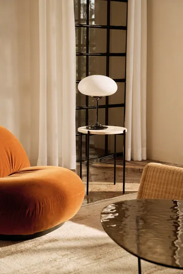 Stemlite pöytävalaisin - Black chrome-opaalilasi, 42 cm - GUBI