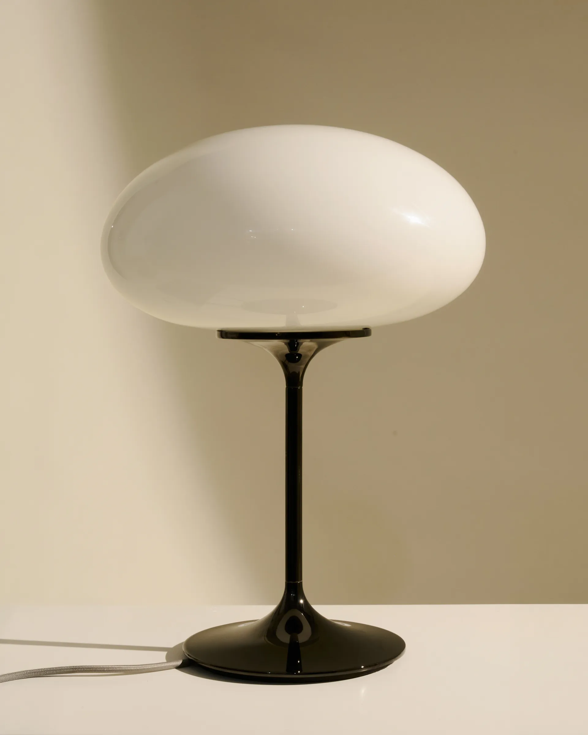 Stemlite pöytävalaisin, Black chrome-opaalilasi, 42 cm GUBI