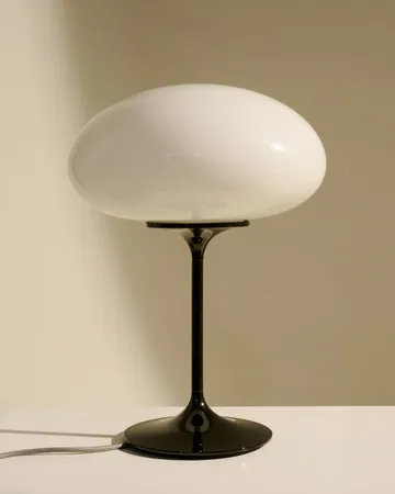 Stemlite pöytävalaisin - Black chrome-opaalilasi, 42 cm - GUBI