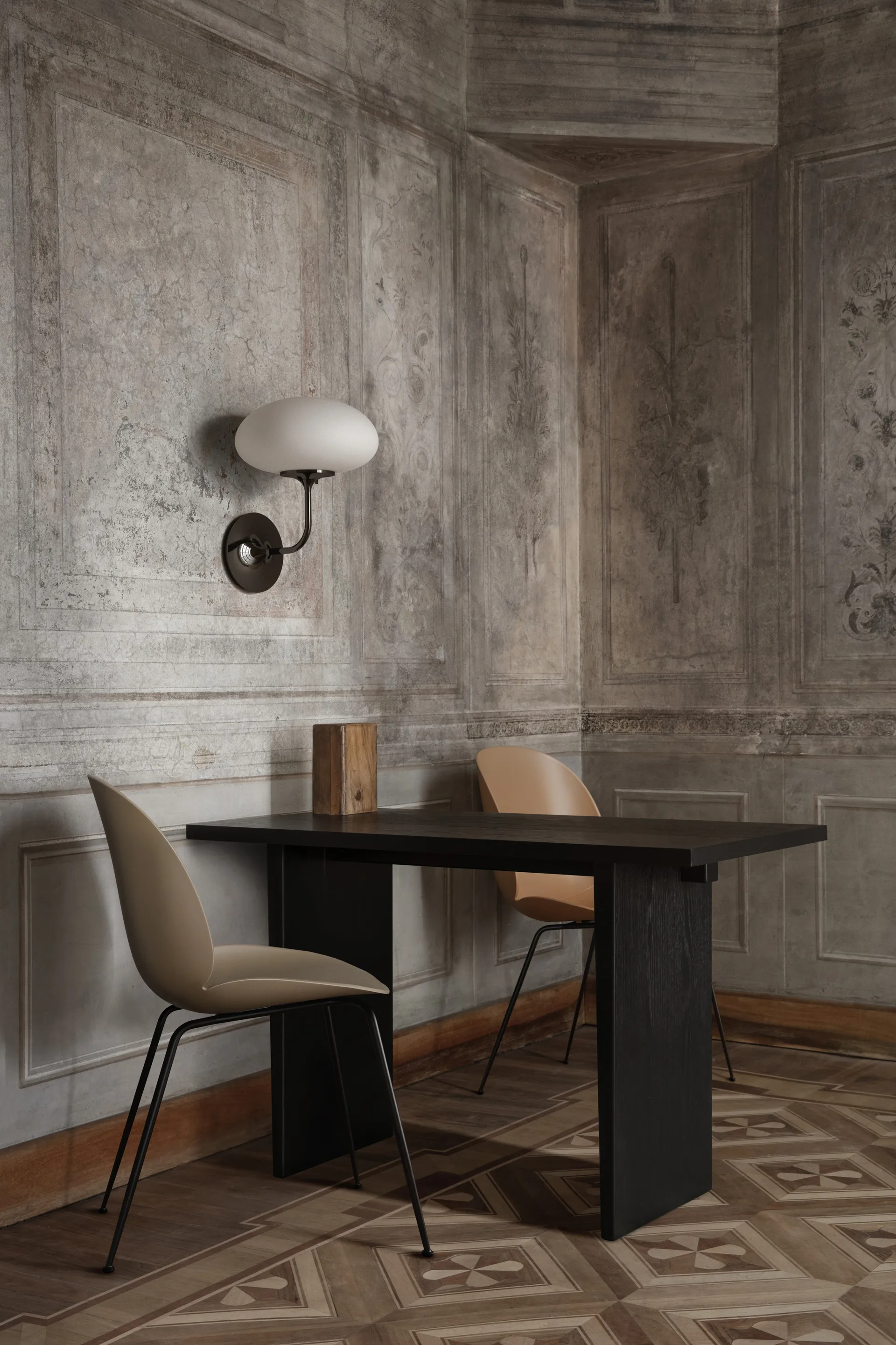 Stemlite seinävalaisin, Musta kromi-huurrettu lasi GUBI