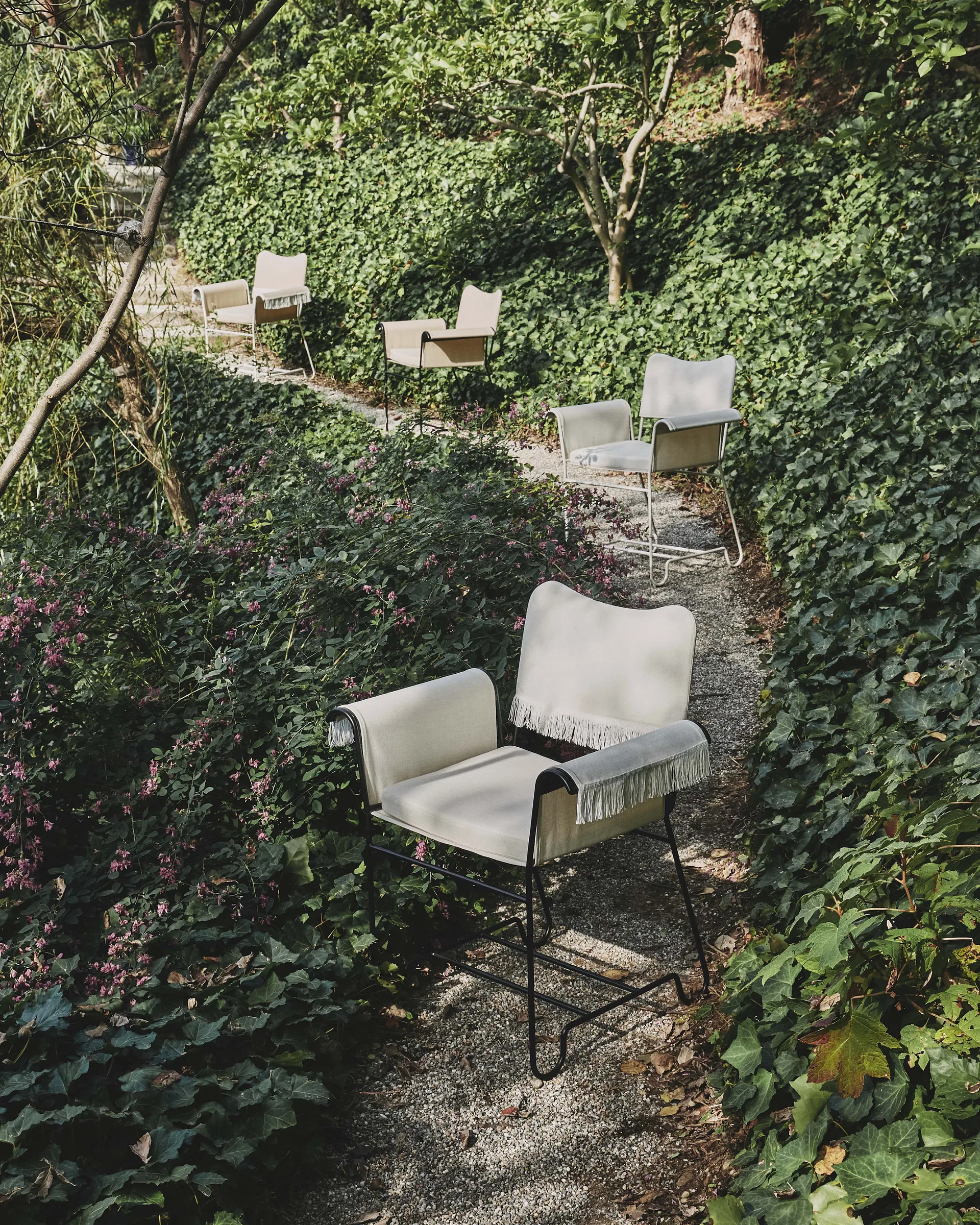 Tropique käsinojallinen tuoli hapsuilla, Black-Leslie 12 GUBI