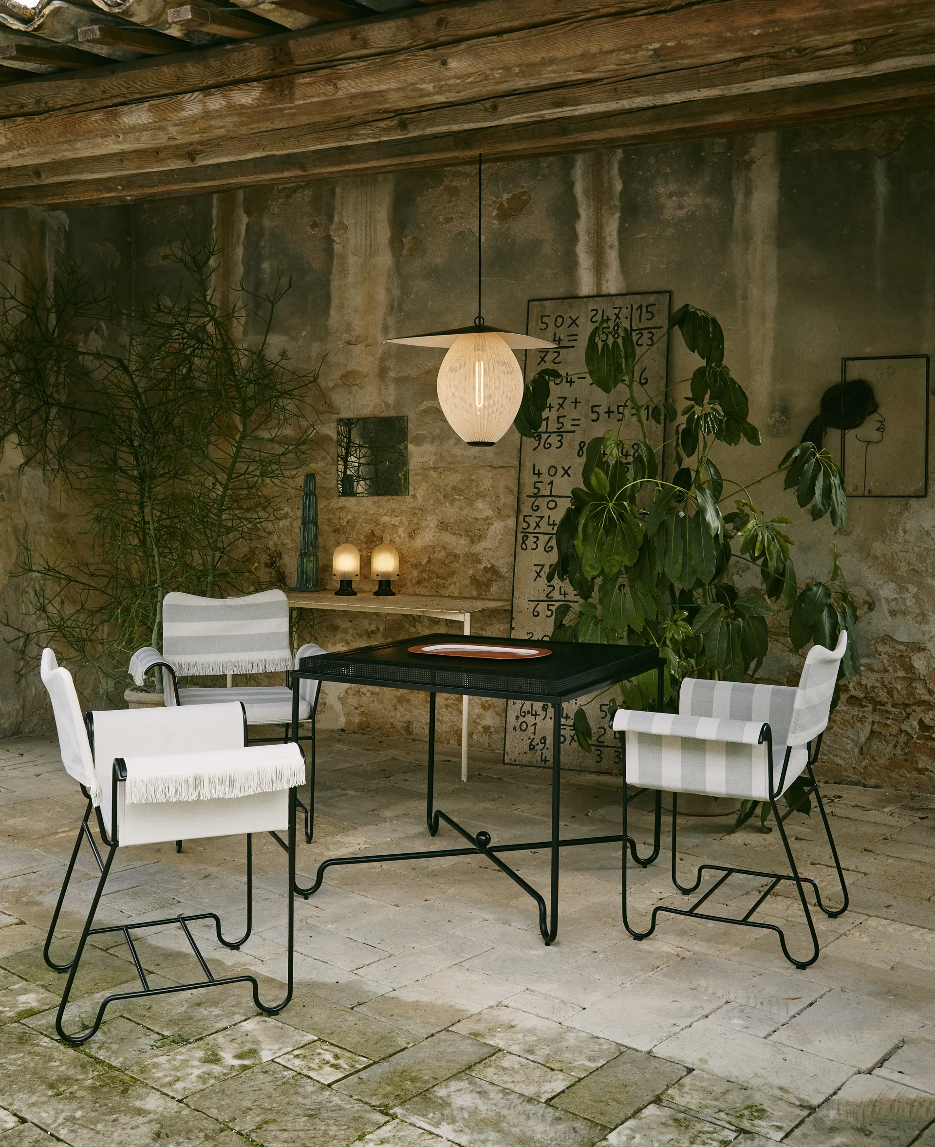 Tropique pöytä 90 x 90 x 75 cm, Classic black GUBI