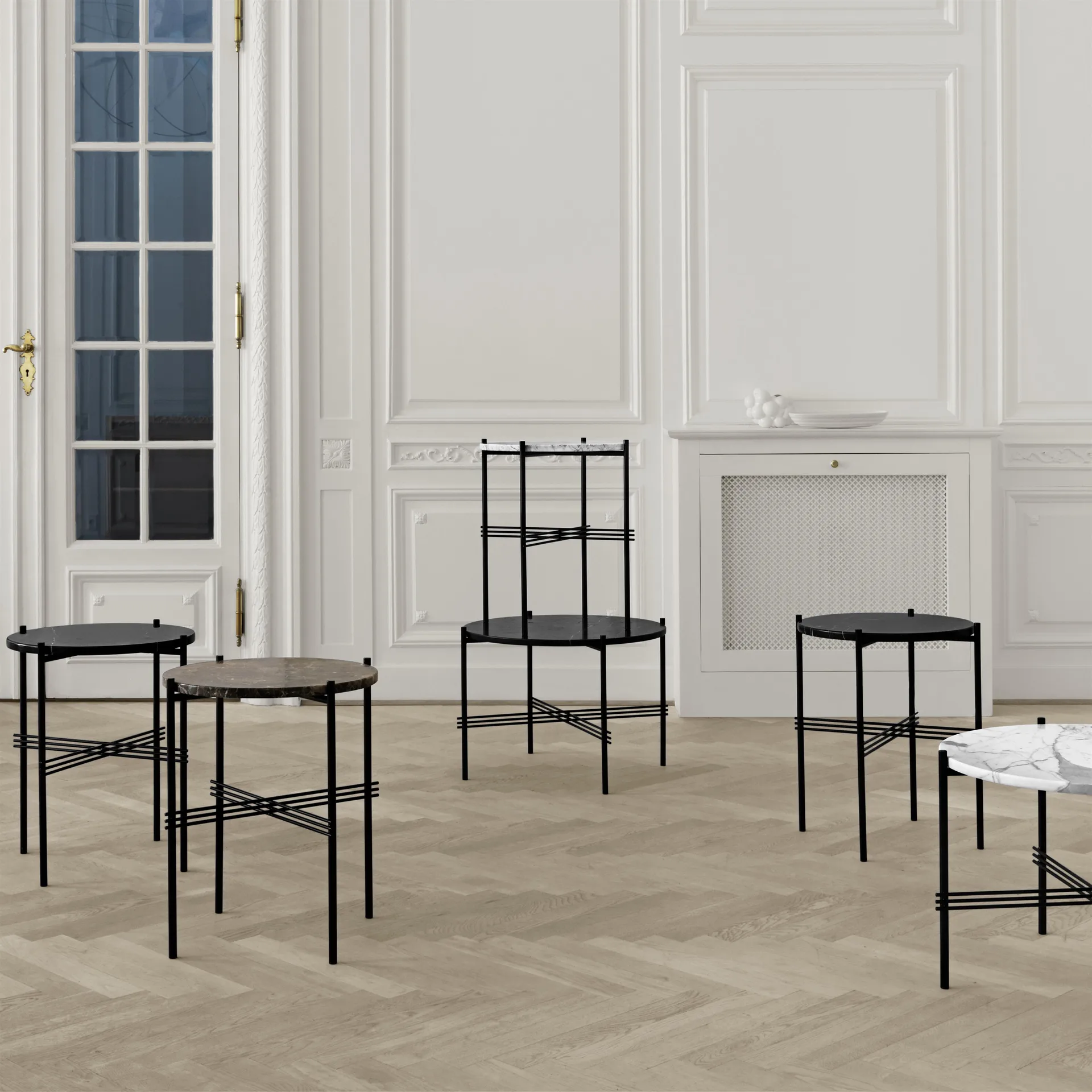 TS pöytä mustat jalat Ø 40 cm, musta marmori GUBI