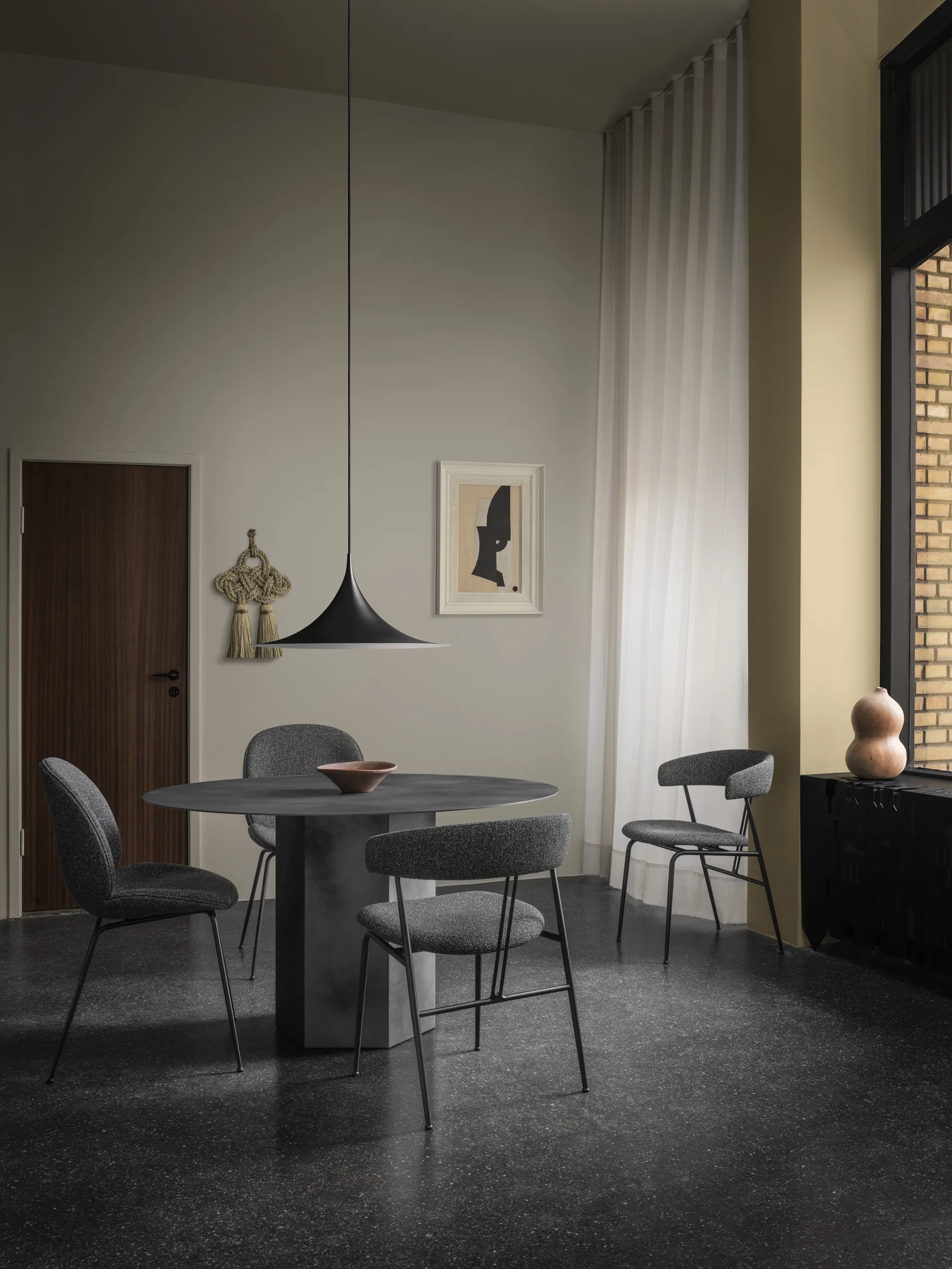 Violin tuoli, Around bouclé 023-black GUBI