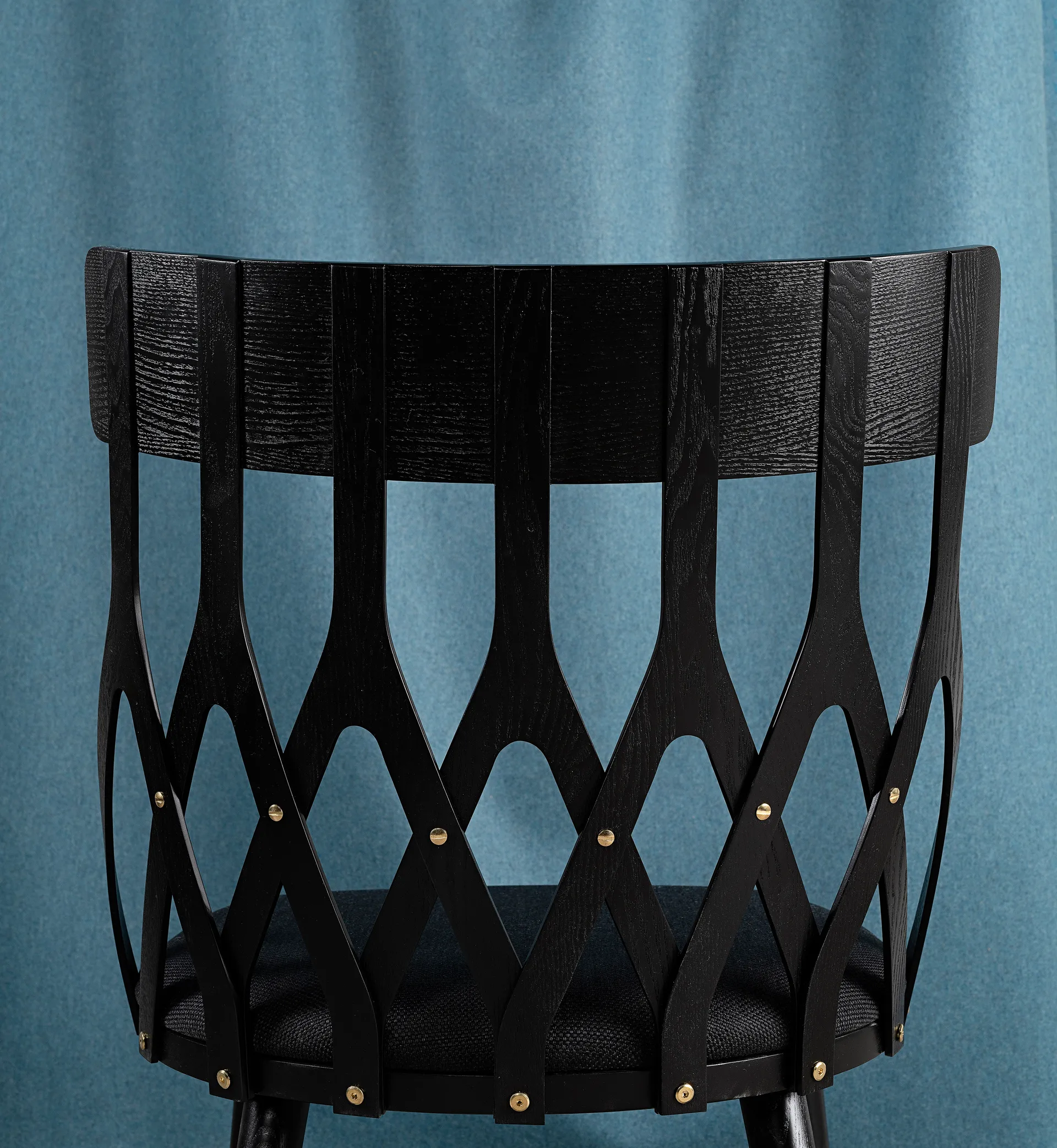 Y5 nojatuoli, Musta petsi-musta tyyny Hans K