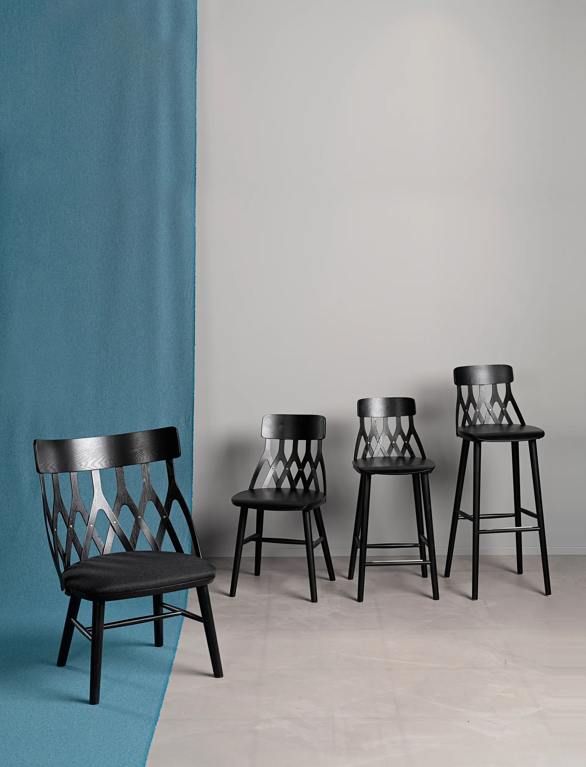 Y5 nojatuoli, Musta petsi-musta tyyny Hans K