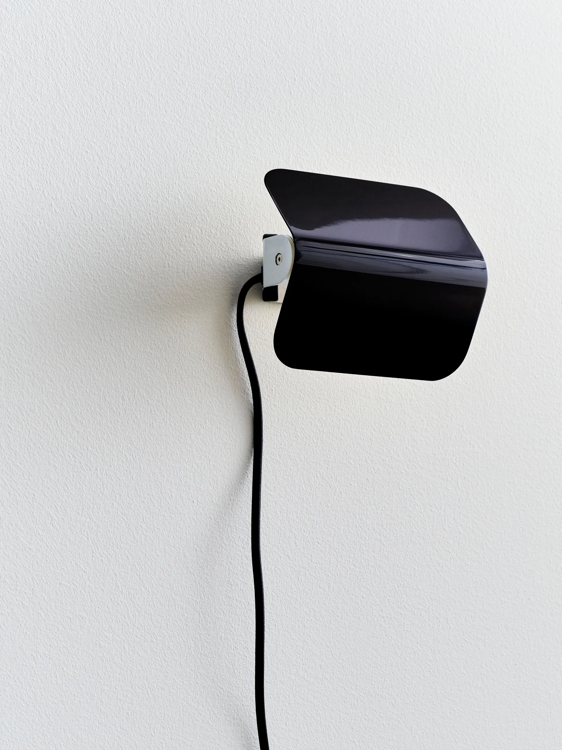 Apex seinävalaisin, Iron black HAY