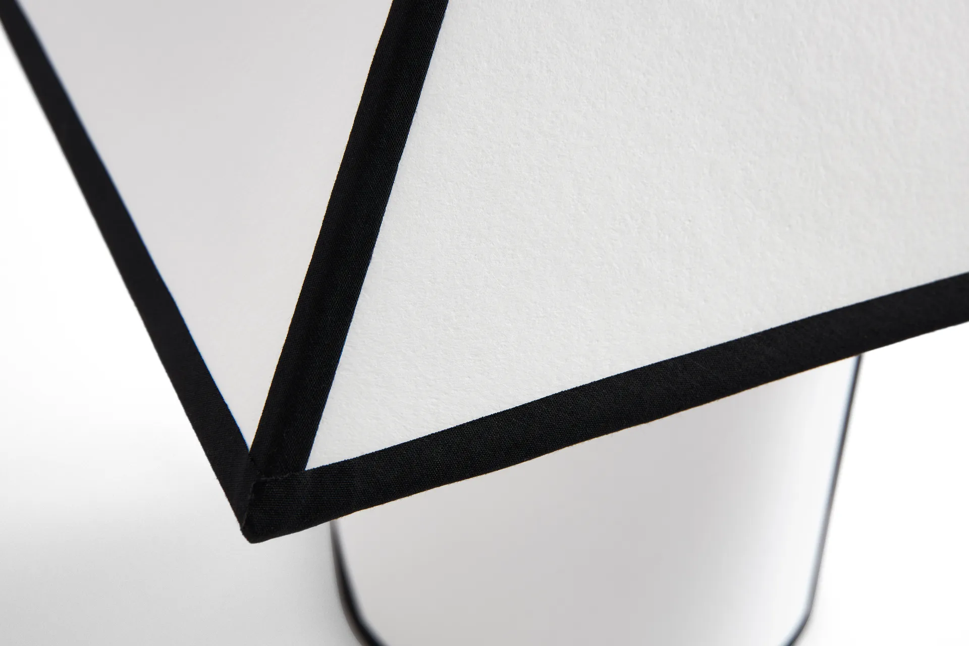 Ava pyramid -pöytälamppu 29 cm, Valkoinen HAY