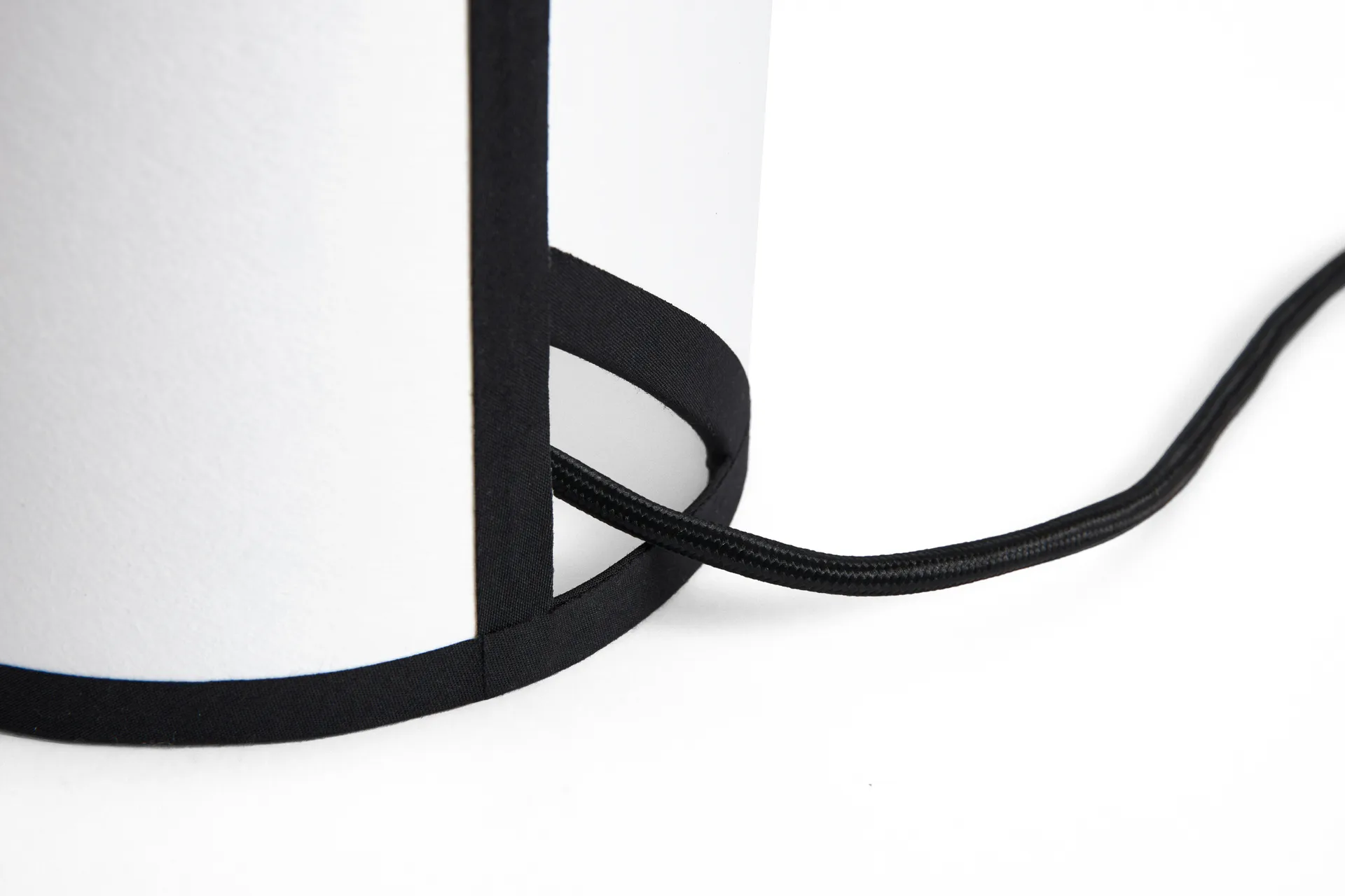 Ava pyramid -pöytälamppu 29 cm, Valkoinen HAY