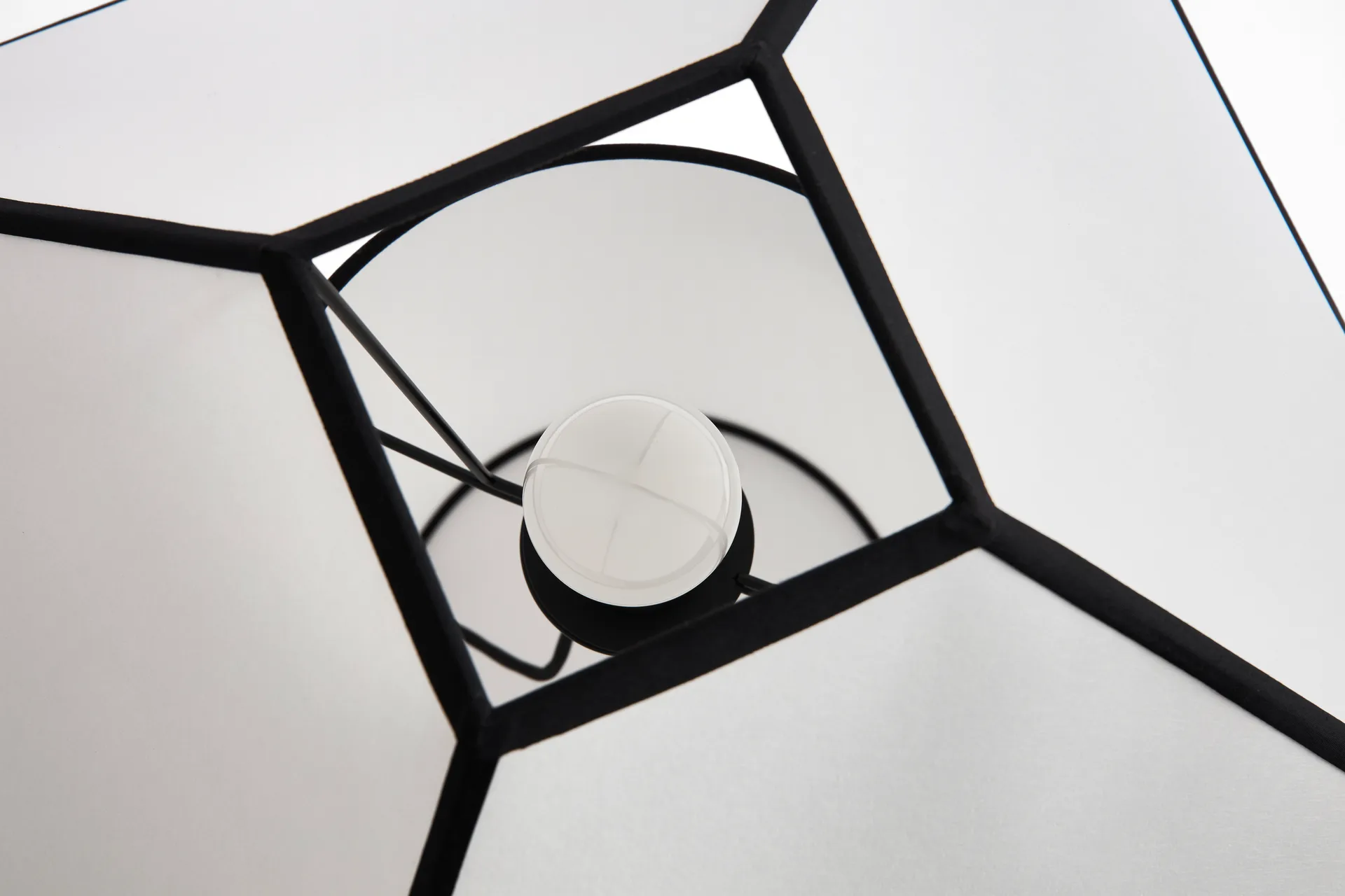 Ava pyramid -pöytälamppu 45 cm, Valkoinen HAY