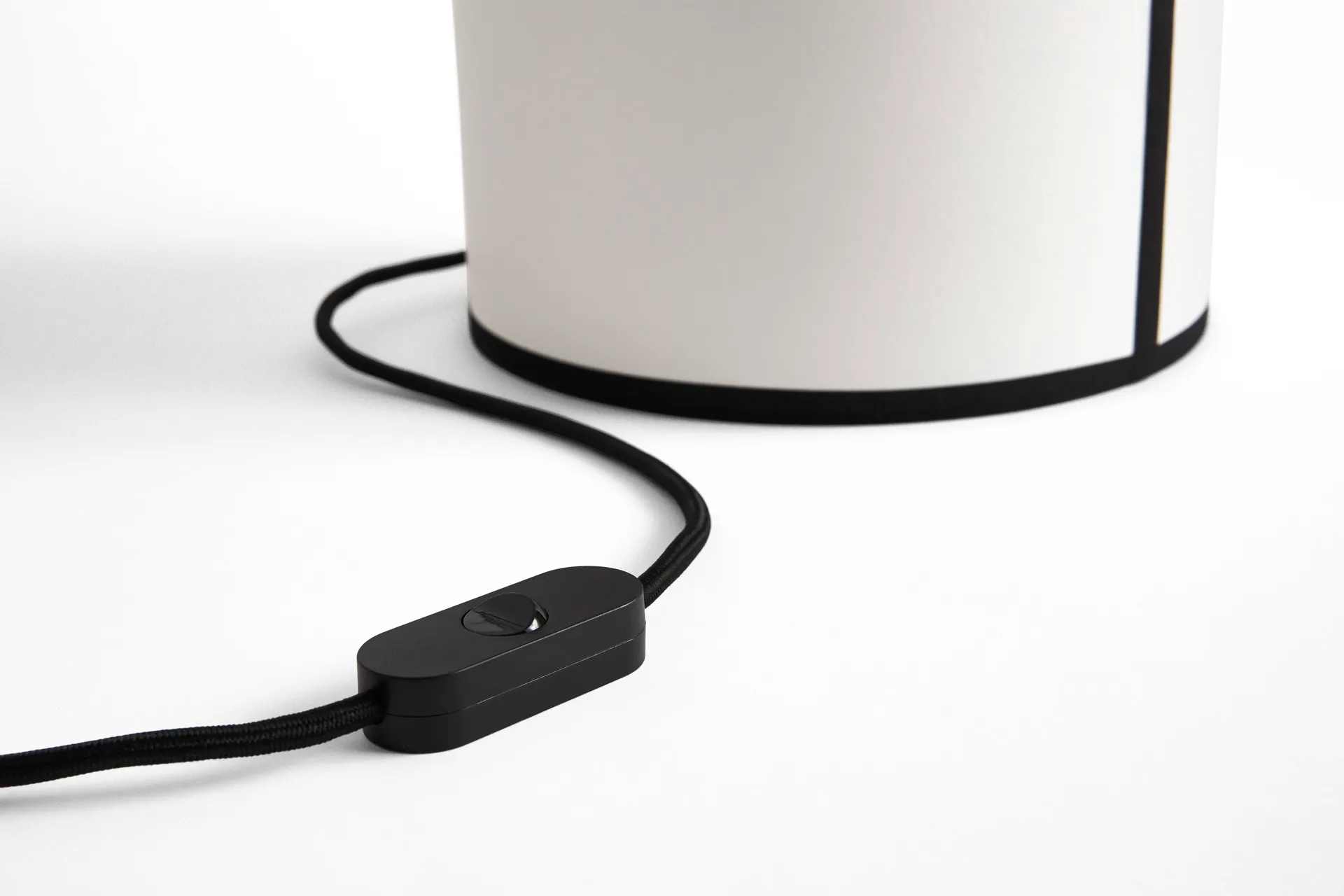 Ava pyramid -pöytälamppu 45 cm, Valkoinen HAY