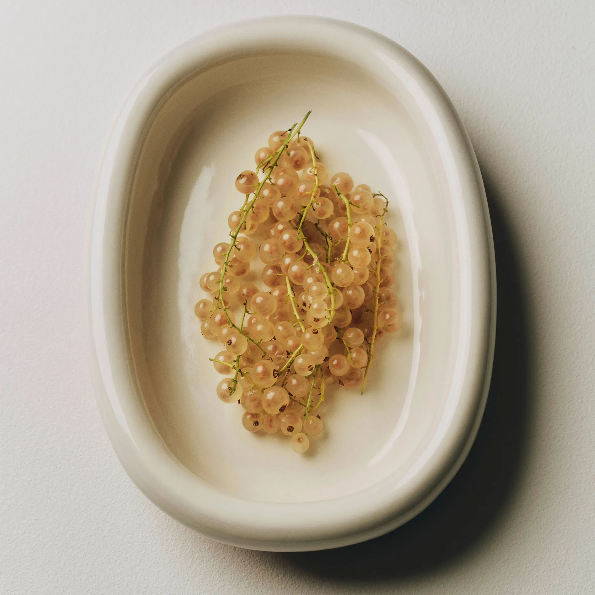 Barro ovaali tarjoiluvati, Off-white, large 27x36 cm HAY