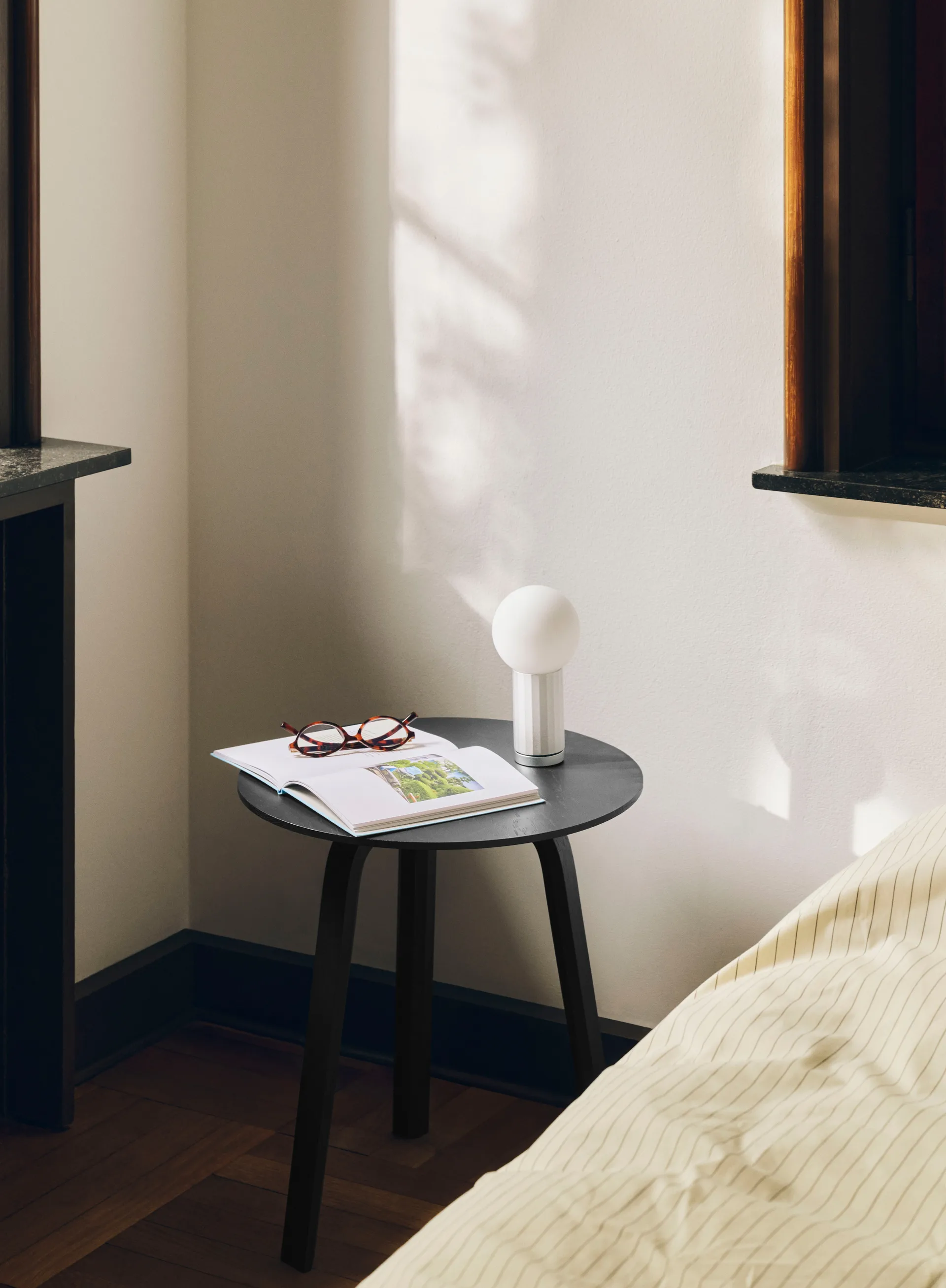 Bella sohvapöytä, Blue charcoal, Ø45x49 cm HAY