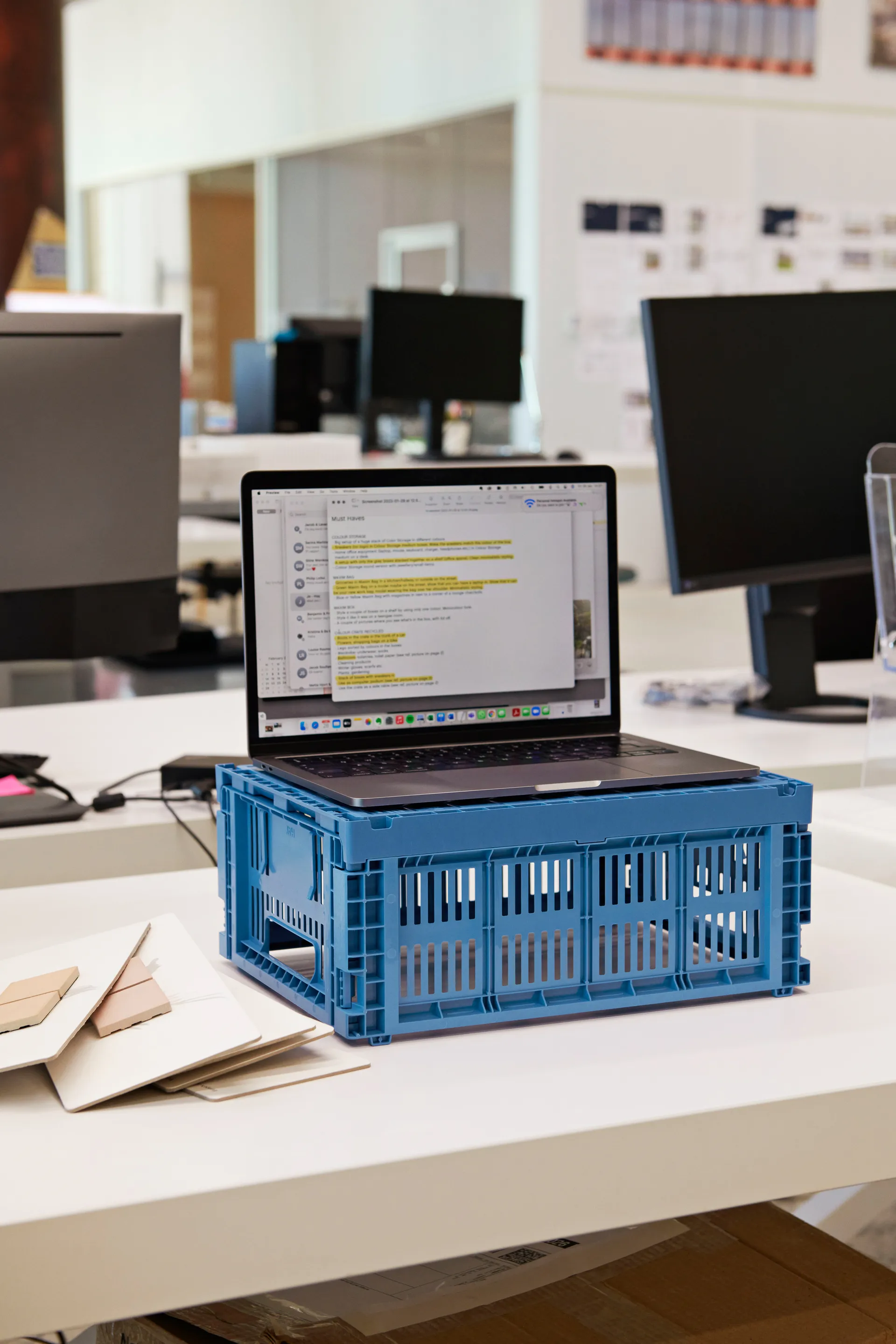 Colour Crate M 26,5 x 34,5 cm, Electric blue HAY