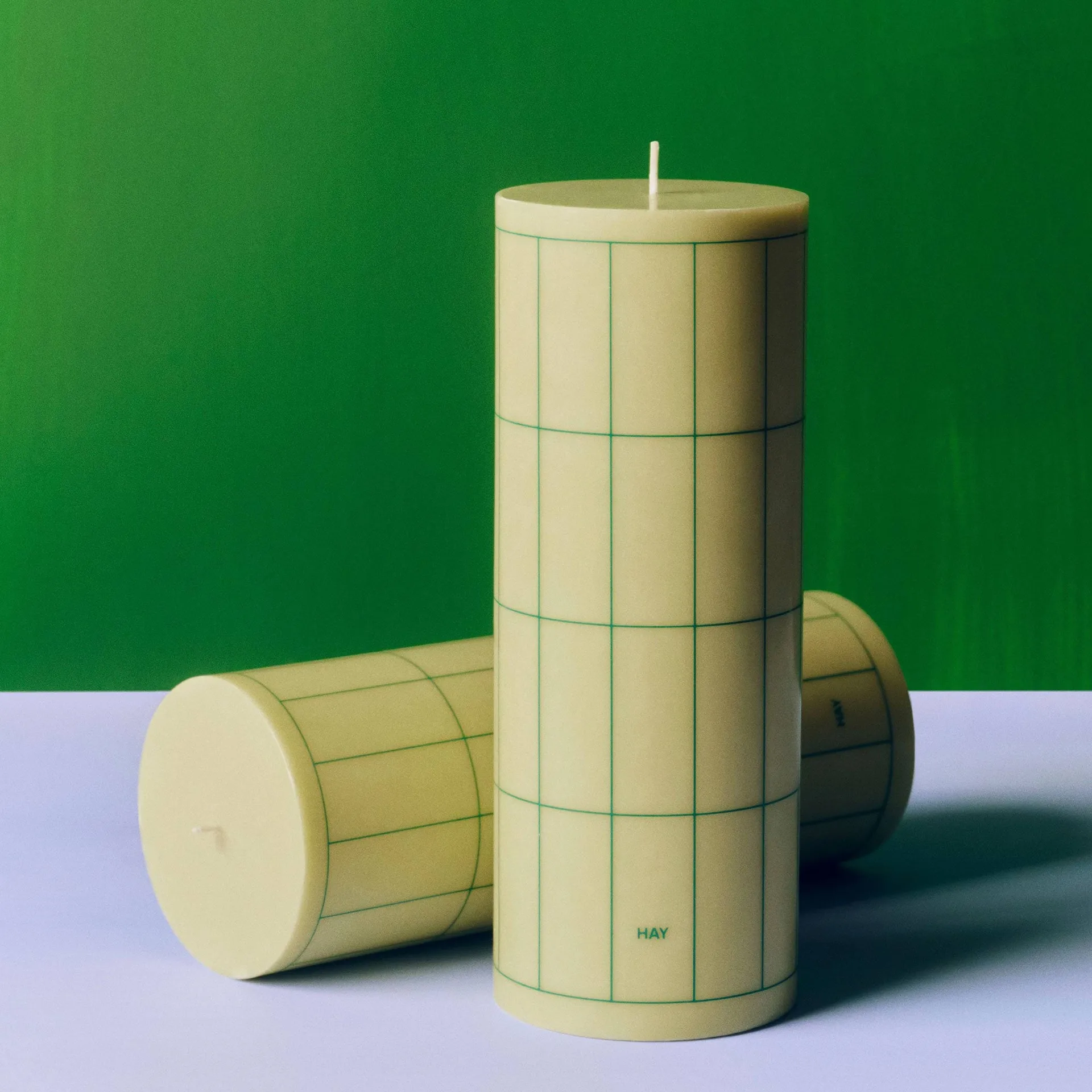 Column Candle pöytäkynttilä large 25 cm, Vaaleanvihreä tummanvihreällä ruutukuviolla HAY