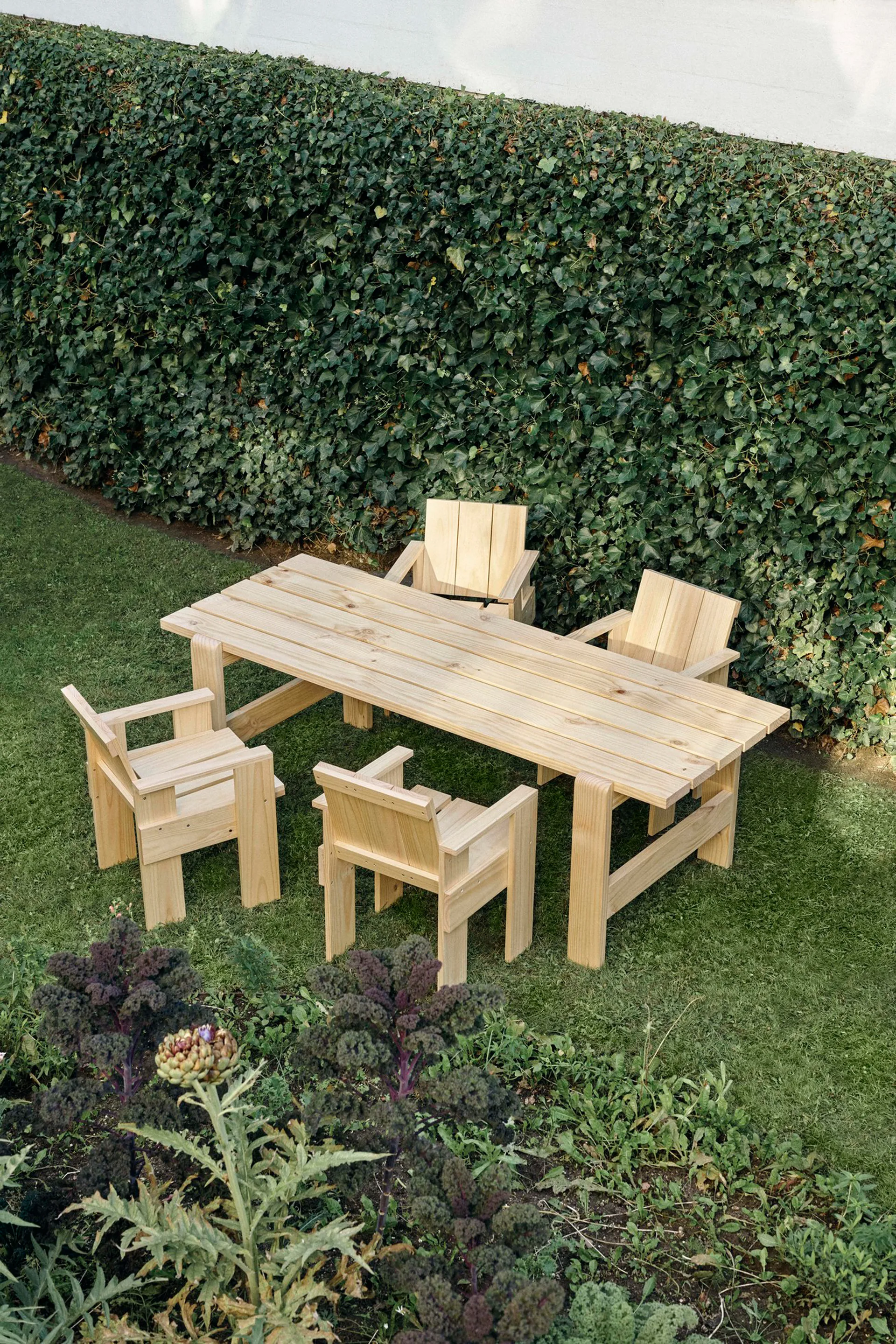 Crate Dining Chair käsinojallinen tuoli, Water-based lacquered pinewood HAY