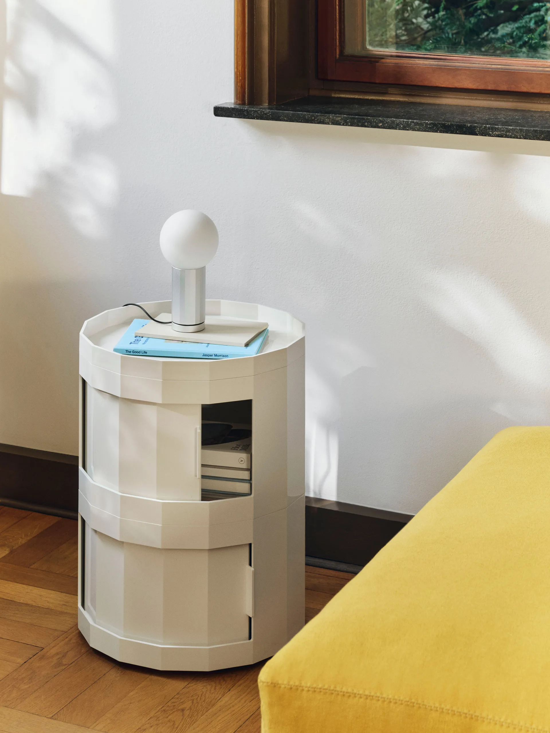 Facet Cabinet 20 sivupöytä, Munankuori HAY