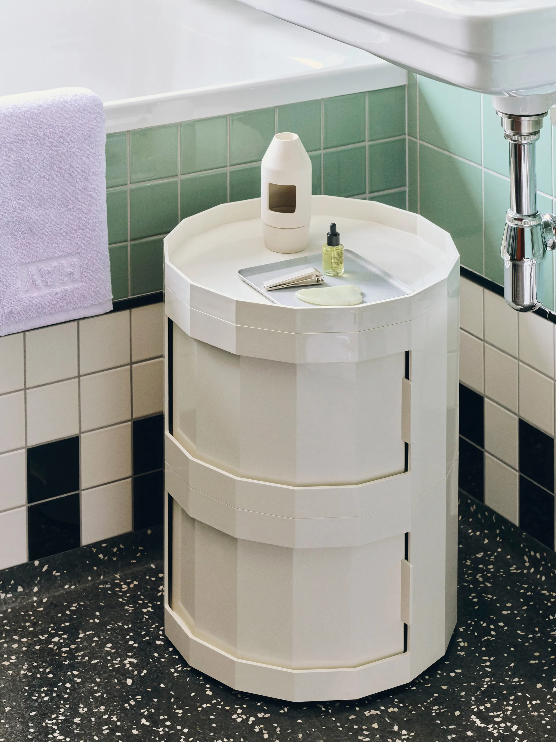 Facet Cabinet 20 sivupöytä, Munankuori HAY