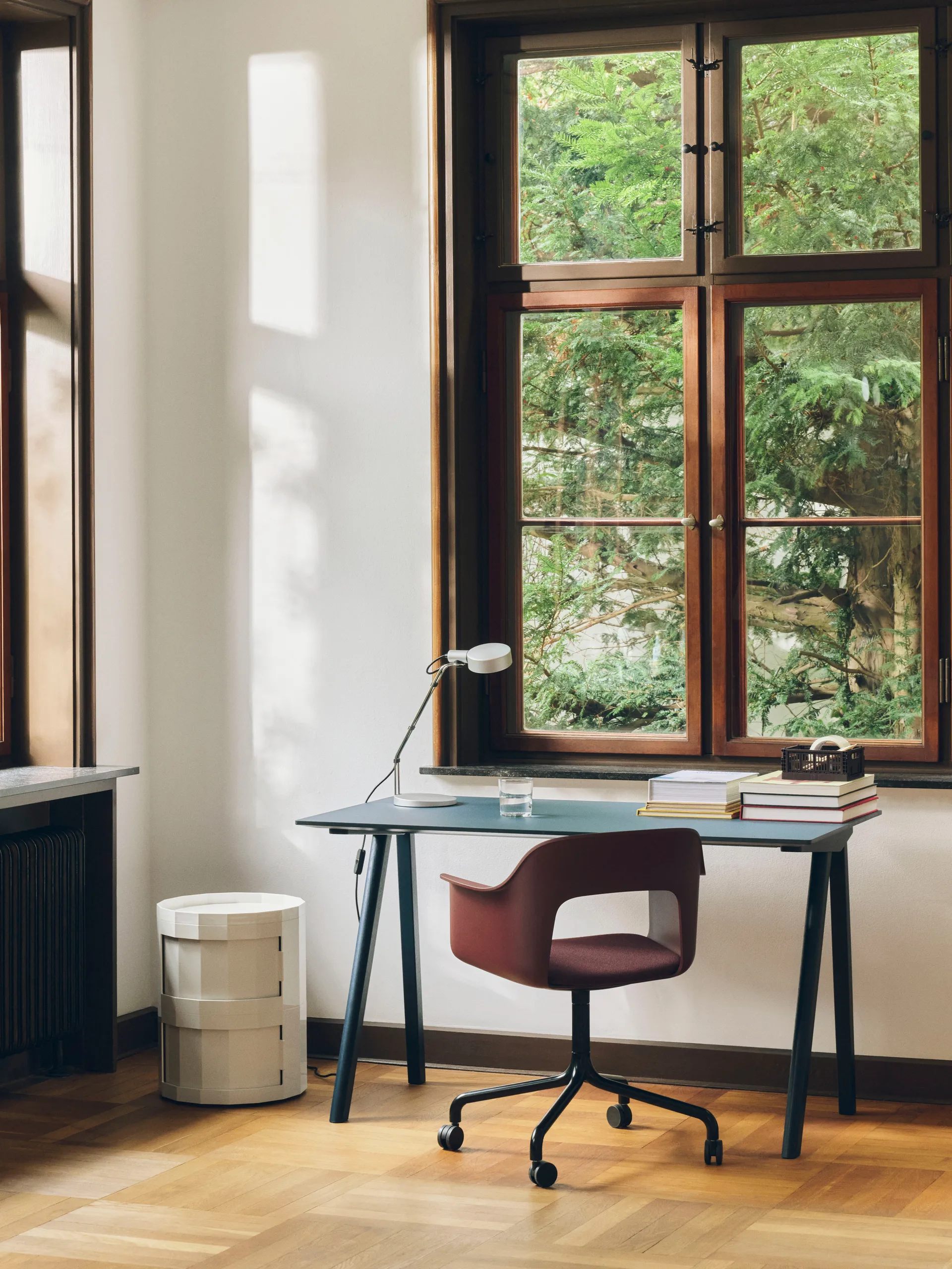 Facet Cabinet 20 sivupöytä, Munankuori HAY