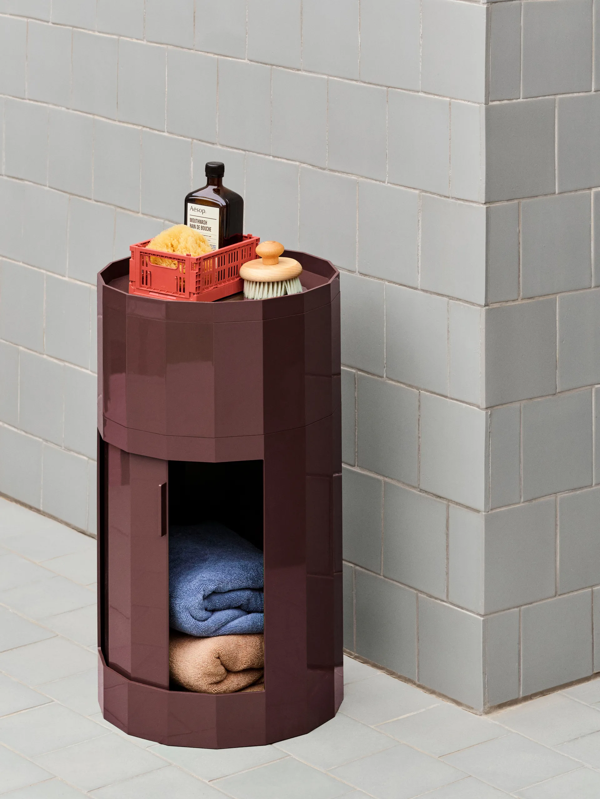 Facet Cabinet high sivupöytä jalat/pyörät 66 cm, Burgundy HAY