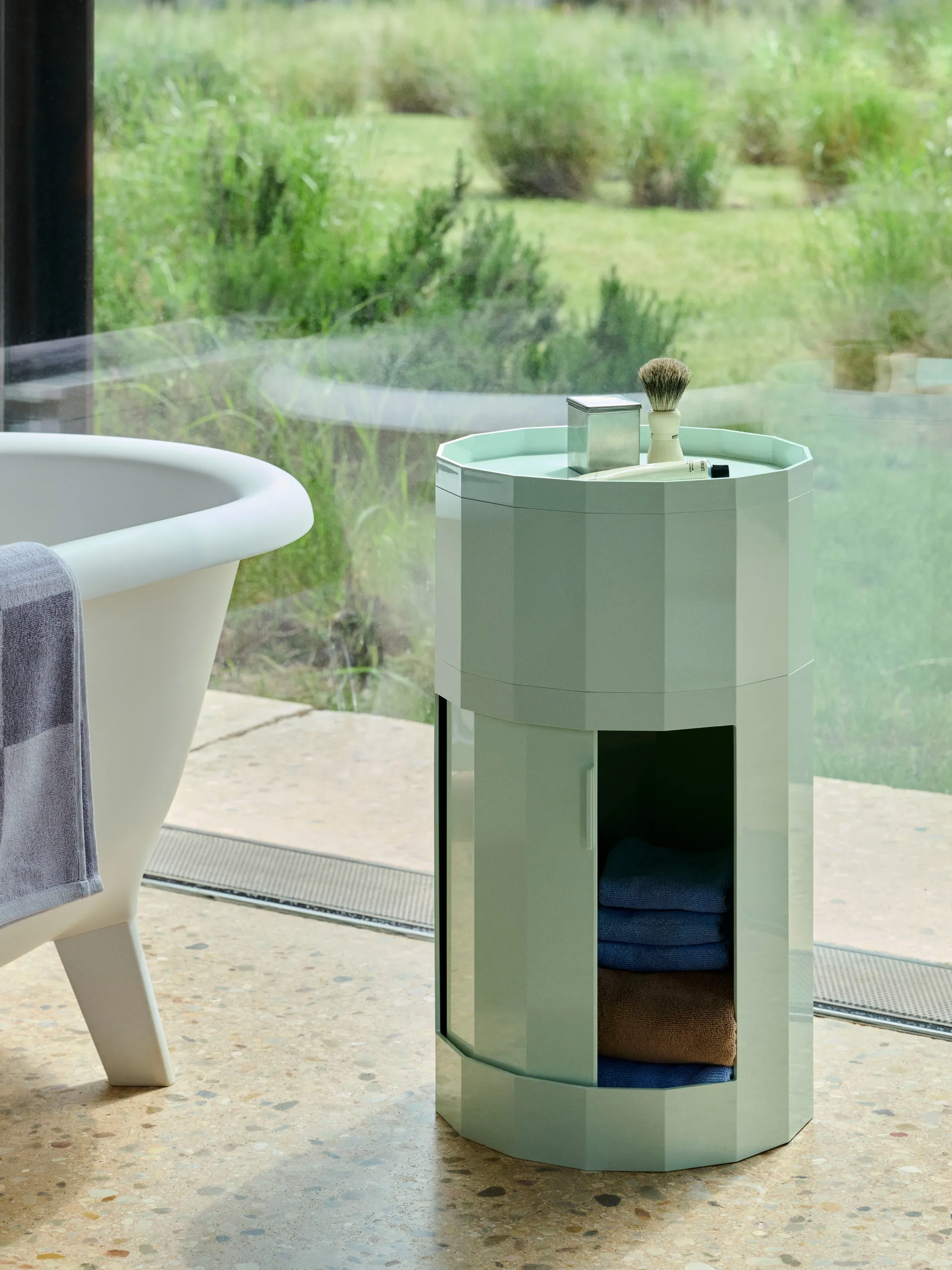 Facet Cabinet high sivupöytä jalat/pyörät 66 cm, Soft mint HAY