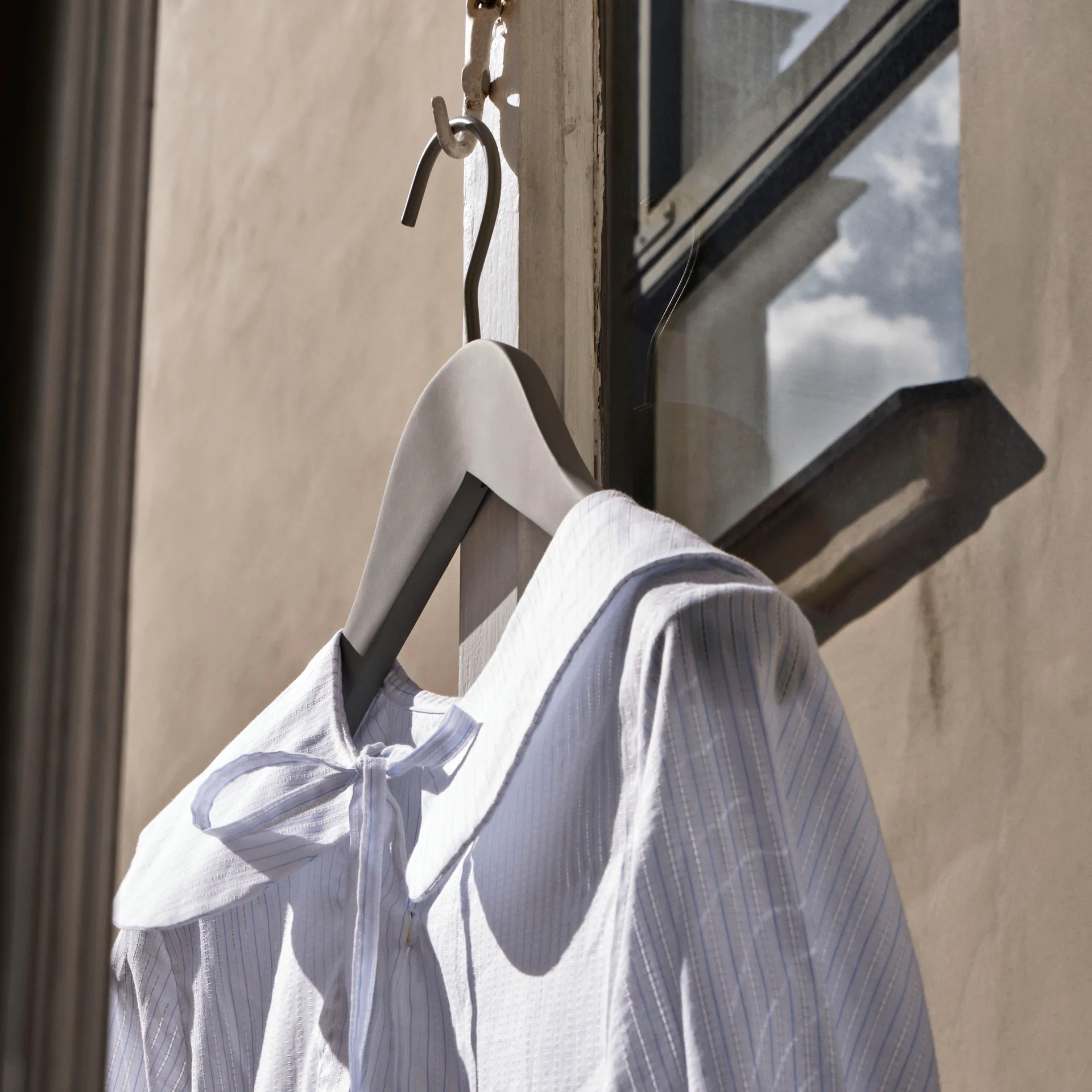 HAY vaateripustin wide, 4-pakkaus, Musta HAY