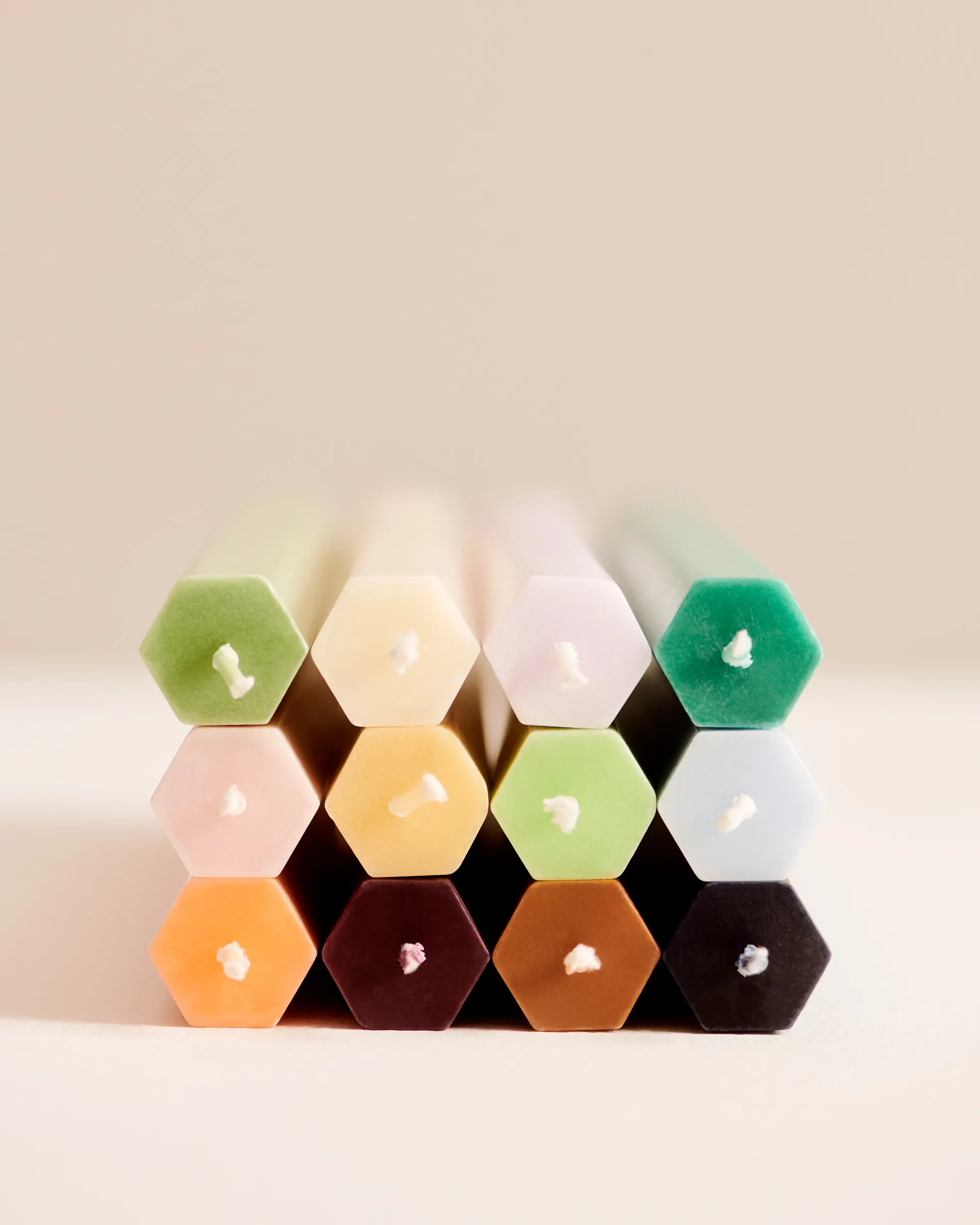 Hexagon Candle kynttiläsekoitus 4-pack, Dark HAY