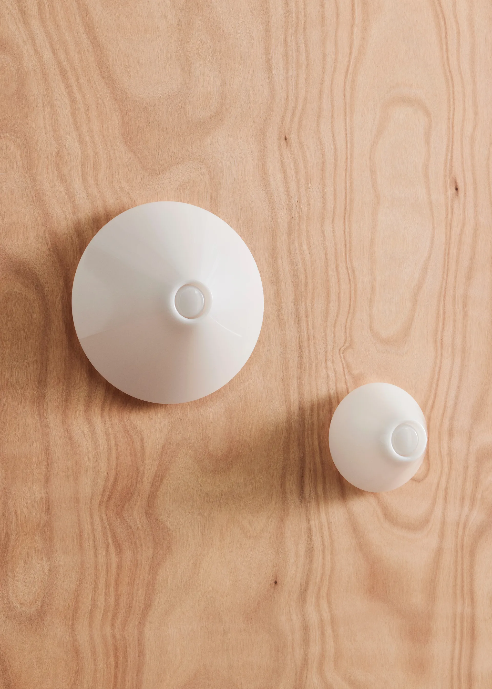 Ono Flush Mount seinävalaisin Ø20 cm, Opal acrylic HAY