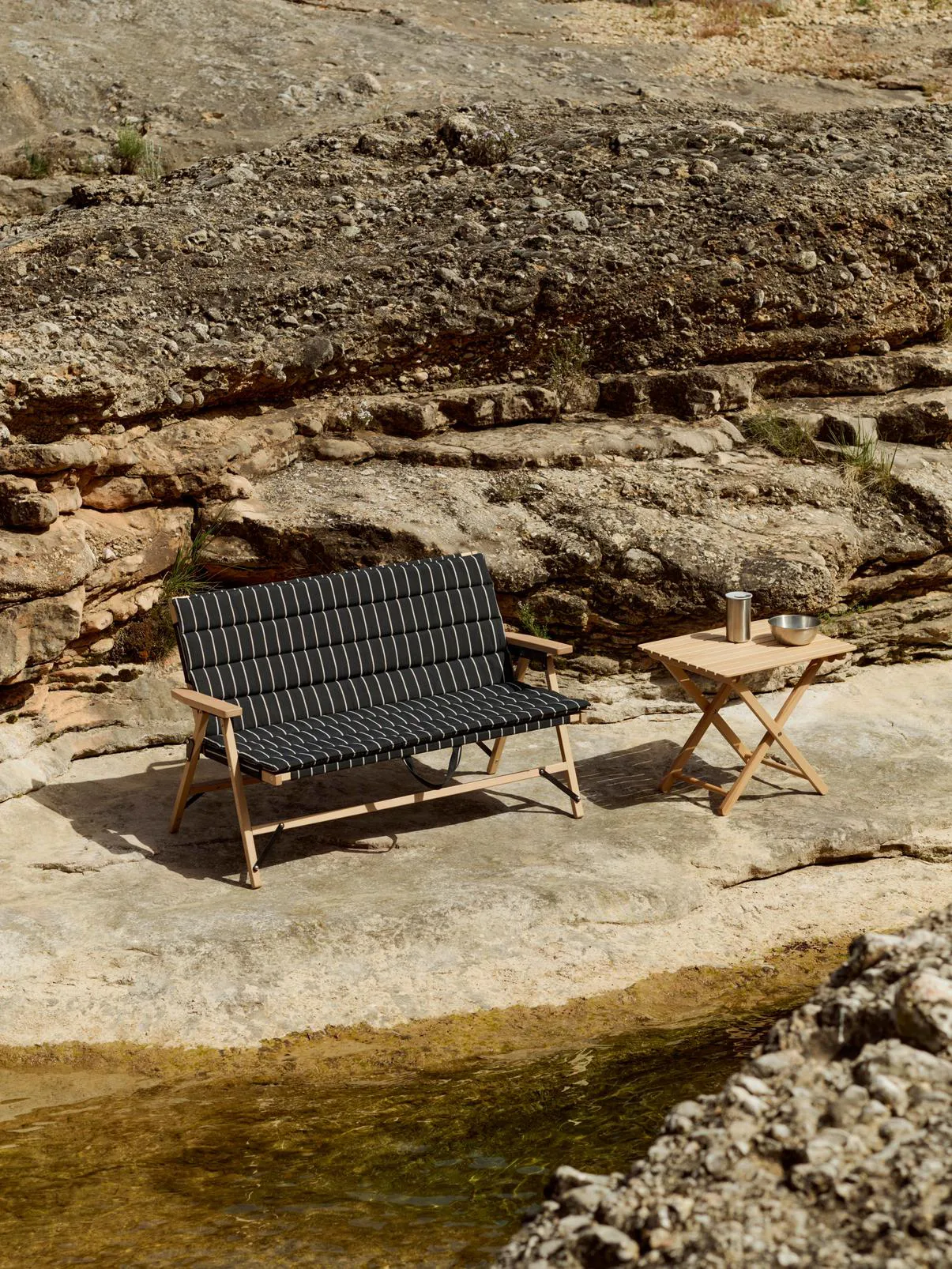 Outdoor Market taitettava sohva, Black-beige, 2-istuin HAY