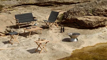 Outdoor Market taitettava sohva - Black-beige, 2-istuin - HAY