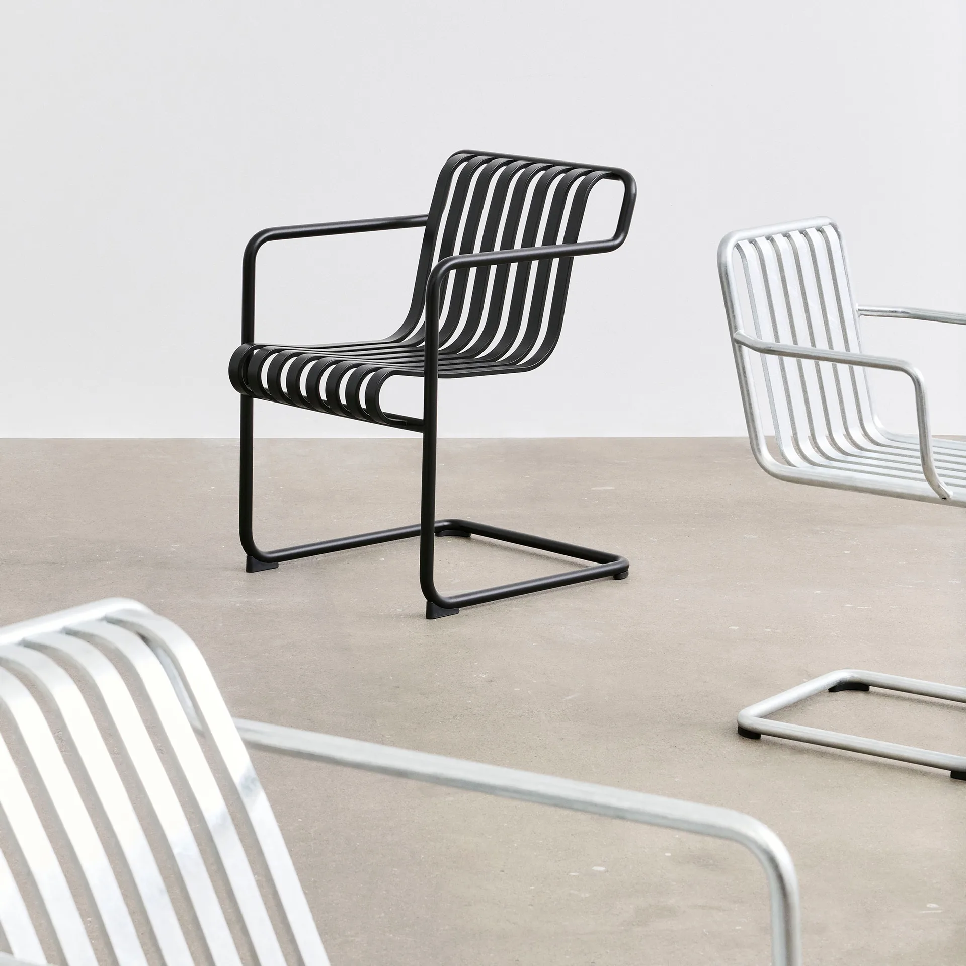 Palissade Cantilever Dining käsinojatuoli, Antrasiitti HAY