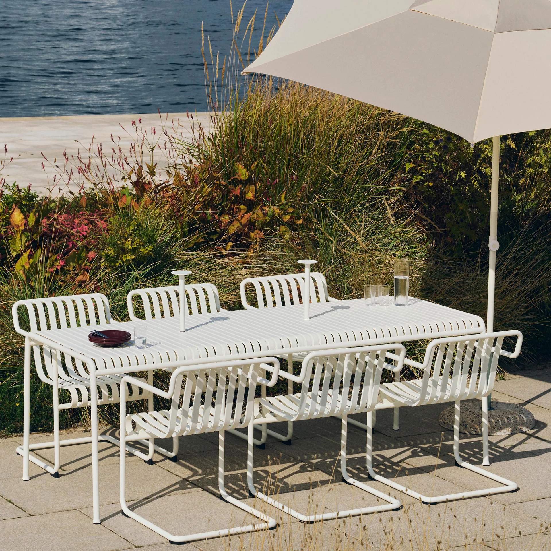 Palissade Cantilever Dining käsinojatuoli, Kermanvalkoinen HAY