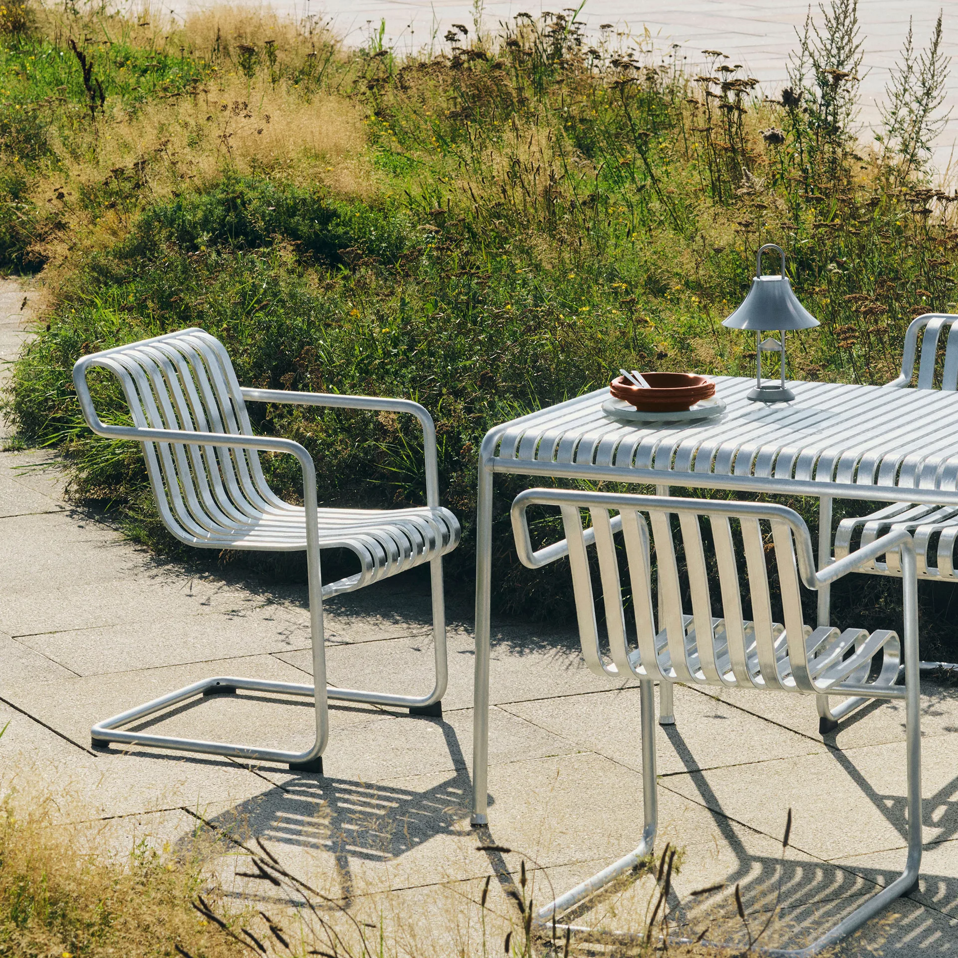 Palissade Cantilever Dining käsinojatuoli, Kuumagalvanoitu teräs HAY