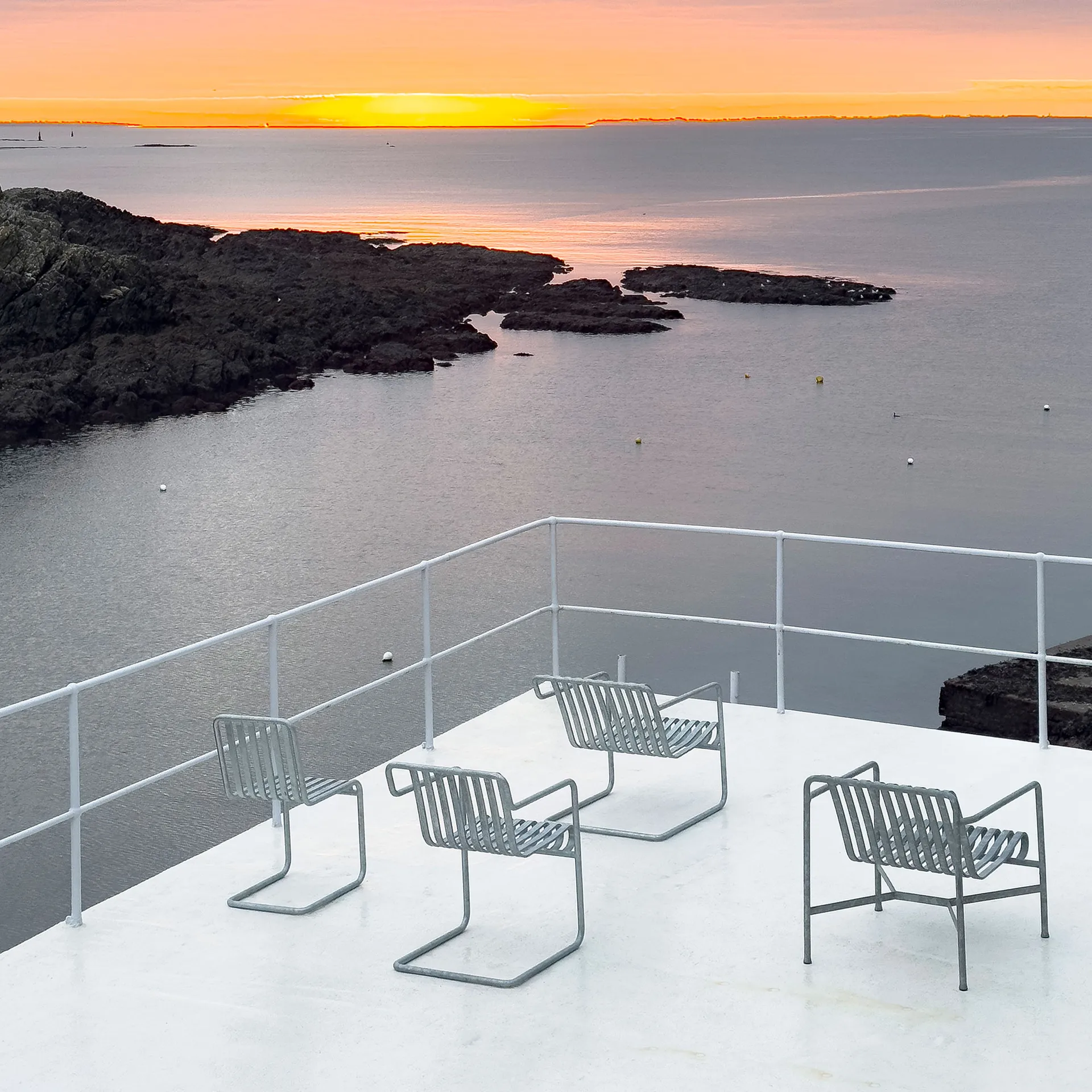 Palissade Cantilever Dining käsinojatuoli, Kuumagalvanoitu teräs HAY