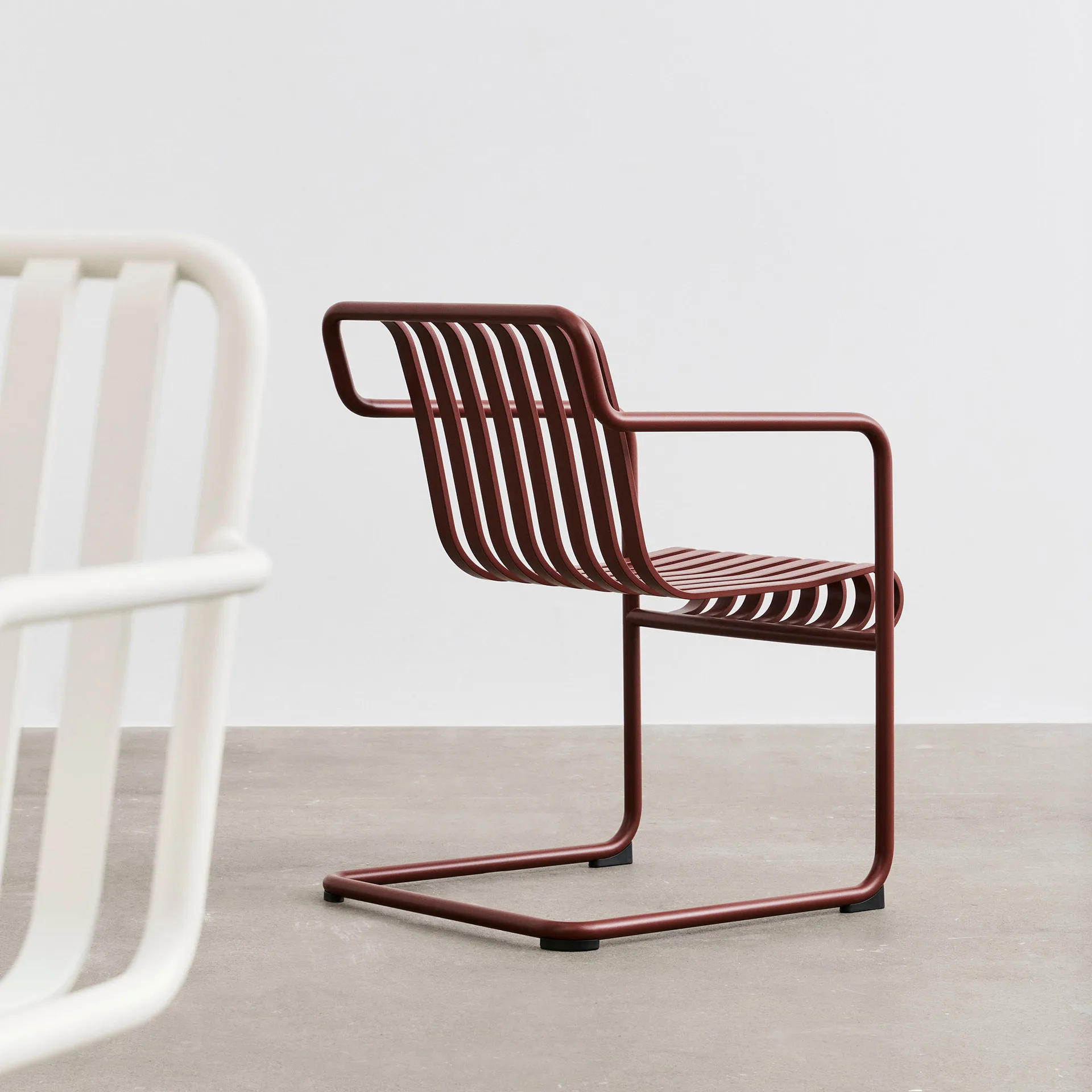 Palissade Cantilever Dining käsinojatuoli, Rautapunainen HAY