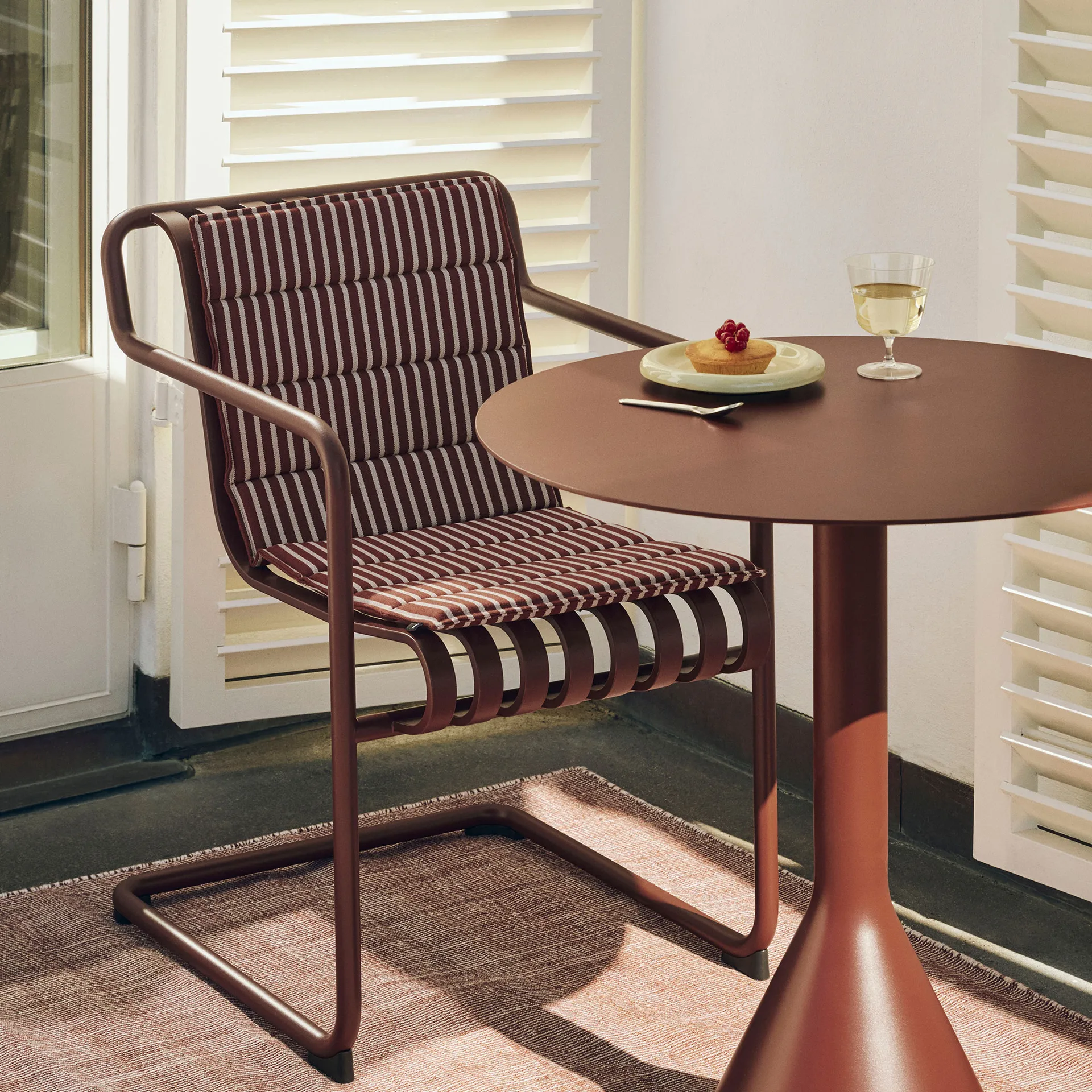 Palissade Cantilever Dining käsinojatuoli, Rautapunainen HAY